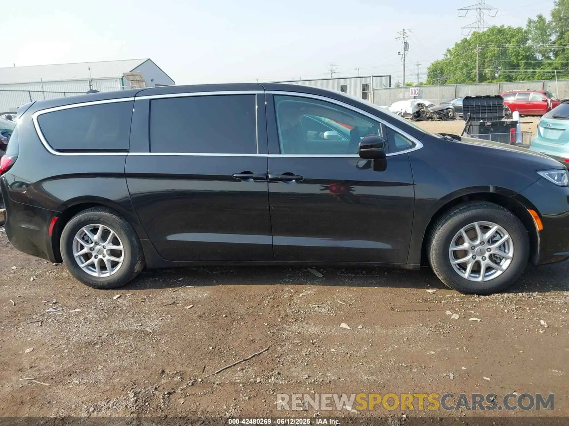 13 Photograph of a damaged car 2C4RC1BG0PR533366 CHRYSLER PACIFICA 2023
