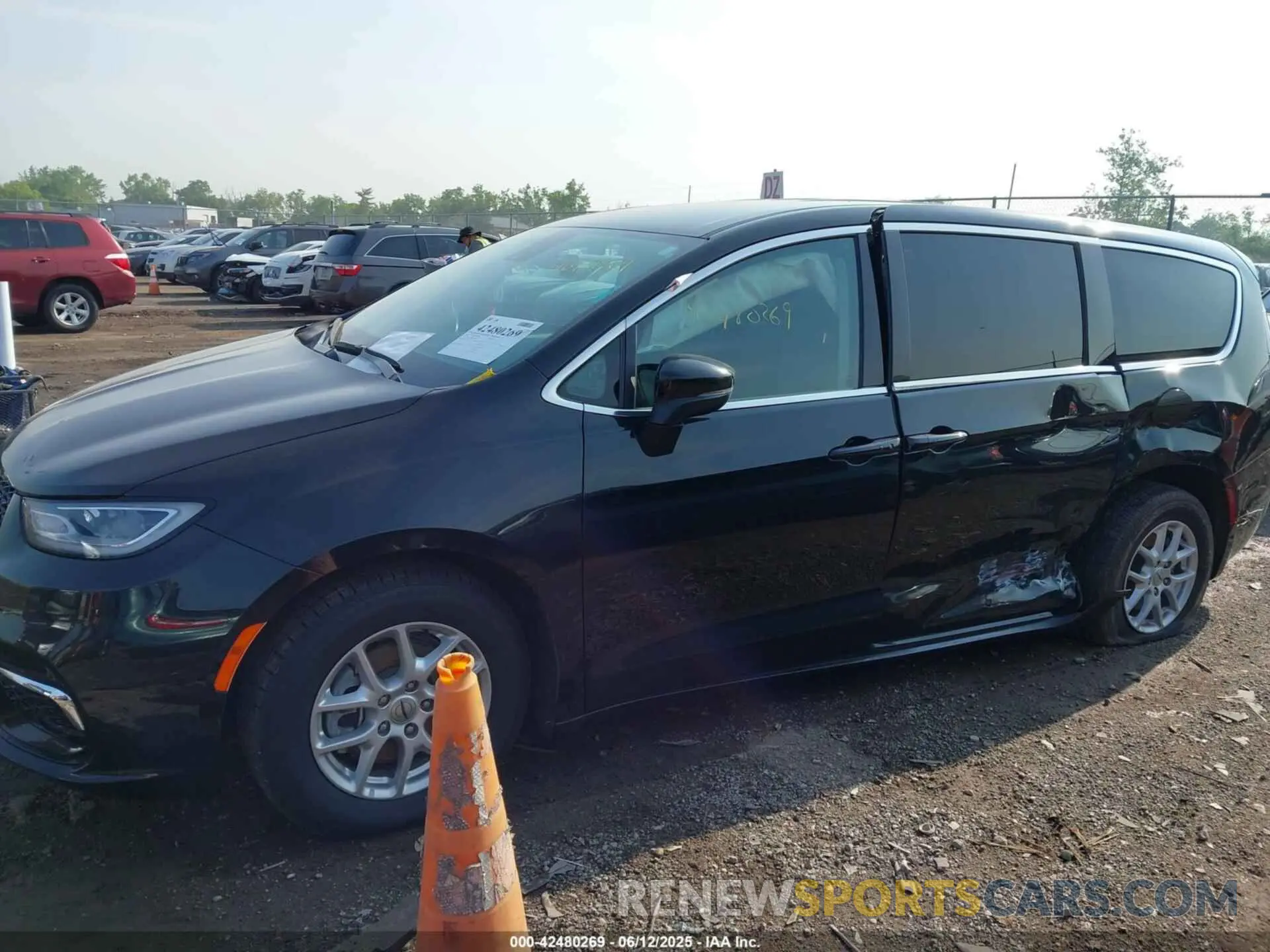 14 Photograph of a damaged car 2C4RC1BG0PR533366 CHRYSLER PACIFICA 2023