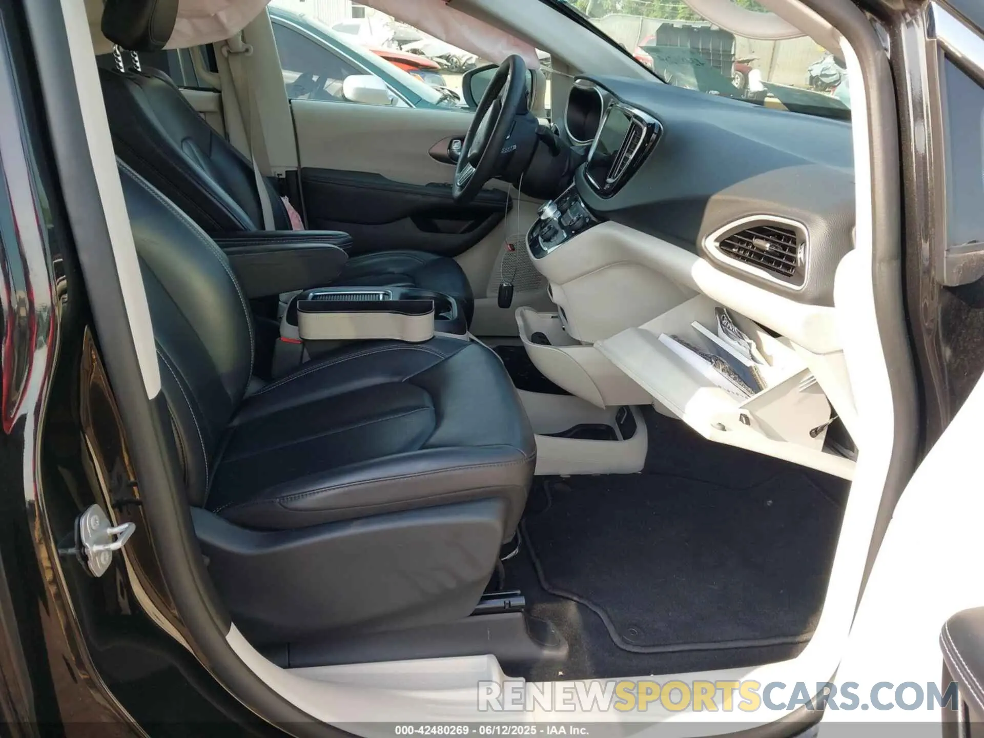 5 Photograph of a damaged car 2C4RC1BG0PR533366 CHRYSLER PACIFICA 2023