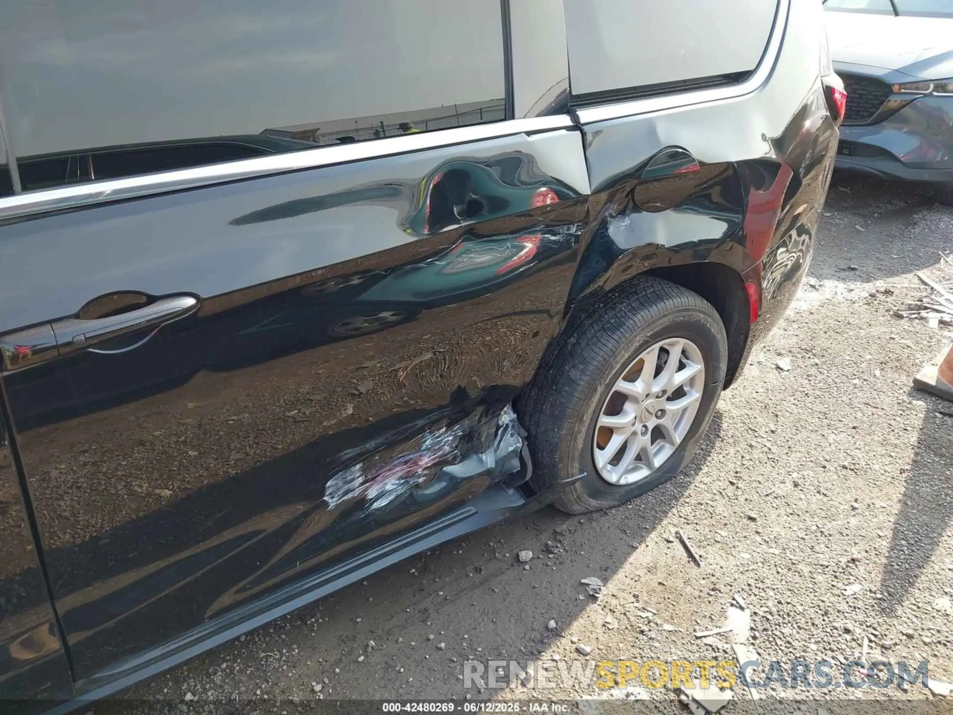 6 Photograph of a damaged car 2C4RC1BG0PR533366 CHRYSLER PACIFICA 2023
