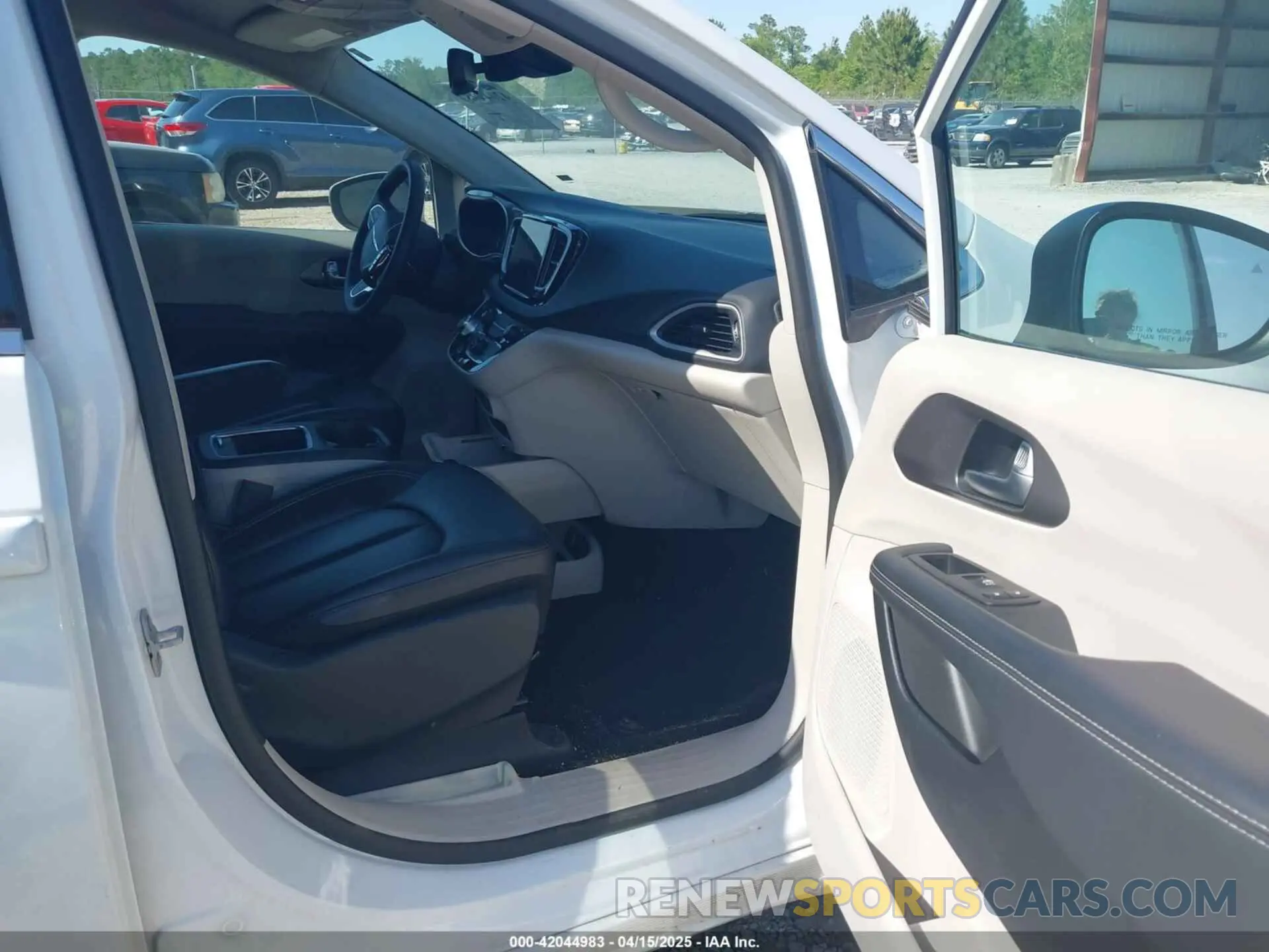 5 Photograph of a damaged car 2C4RC1BG0PR616151 CHRYSLER PACIFICA 2023