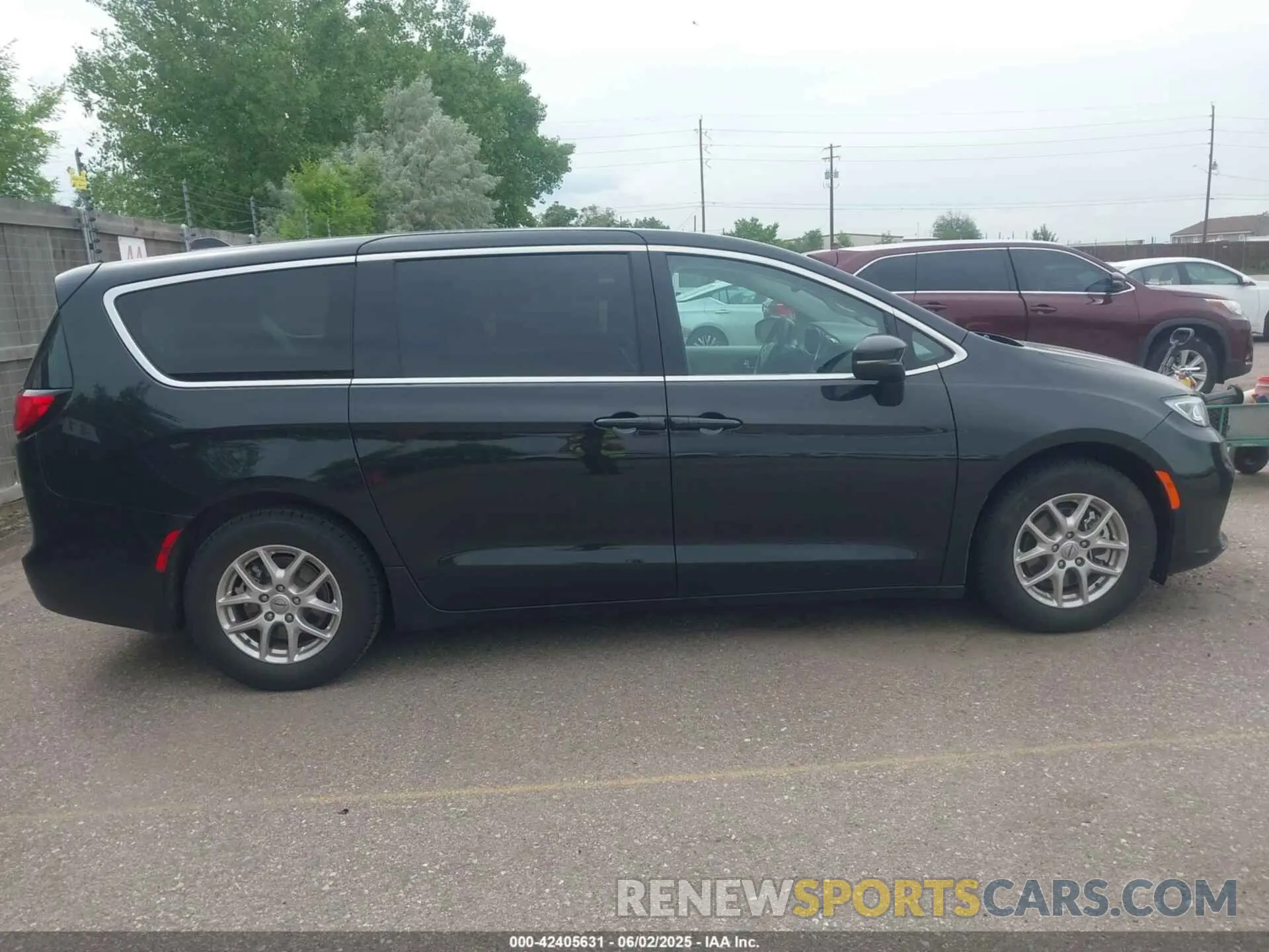13 Photograph of a damaged car 2C4RC1BG0PR624444 CHRYSLER PACIFICA 2023