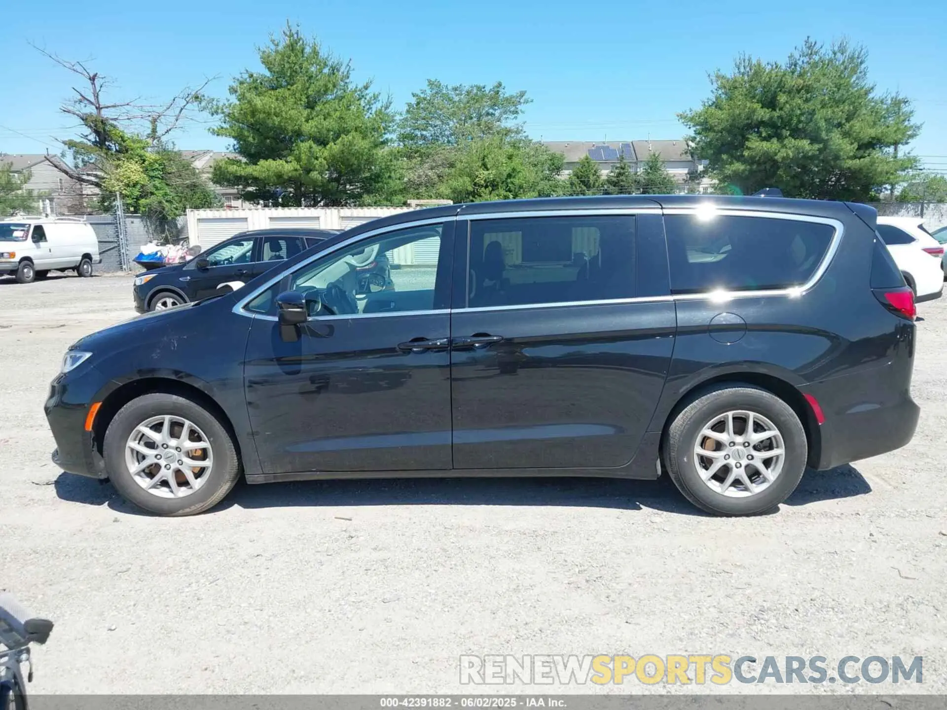 13 Photograph of a damaged car 2C4RC1BG1PR509366 CHRYSLER PACIFICA 2023