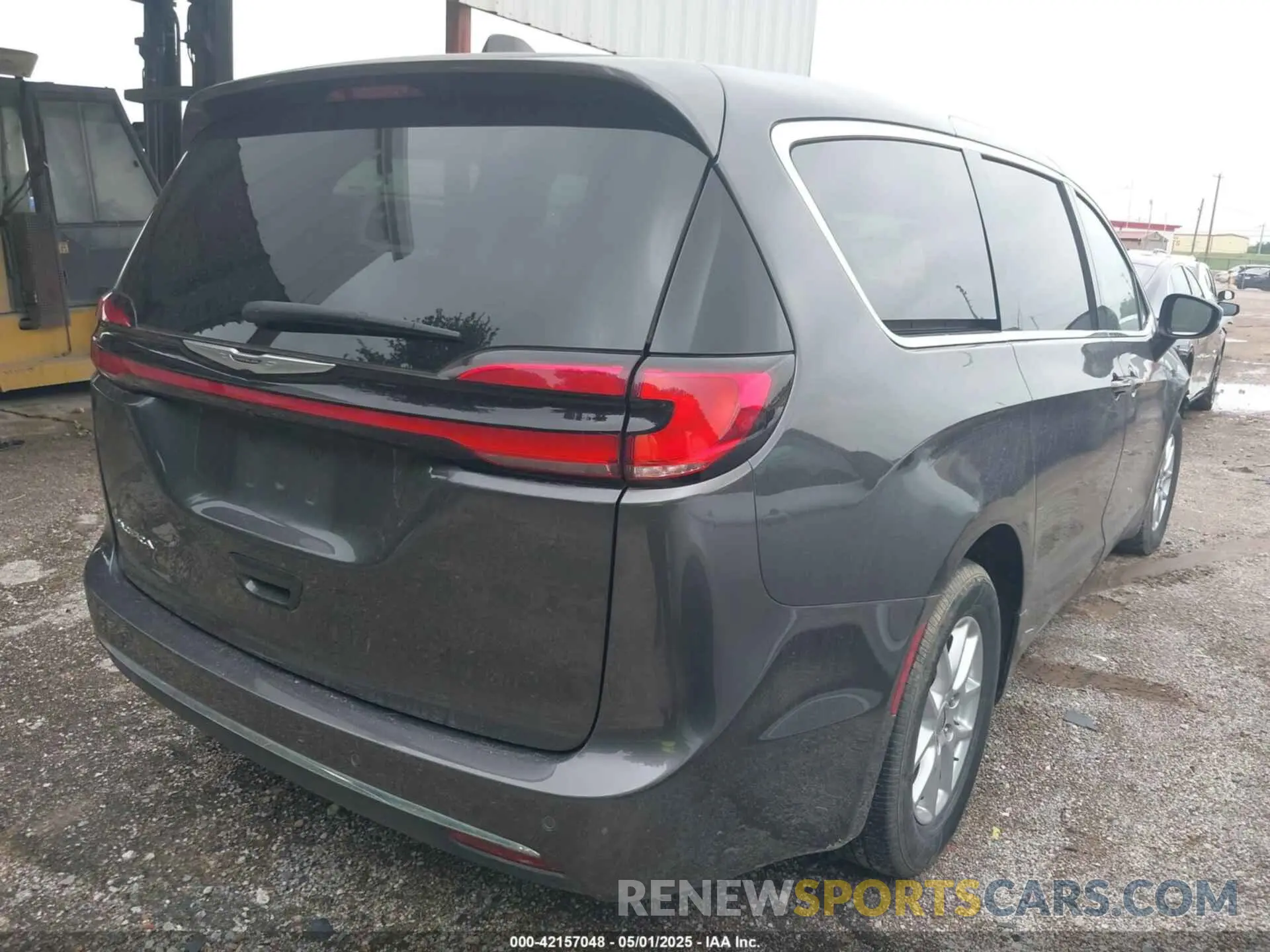 4 Photograph of a damaged car 2C4RC1BG1PR547261 CHRYSLER PACIFICA 2023
