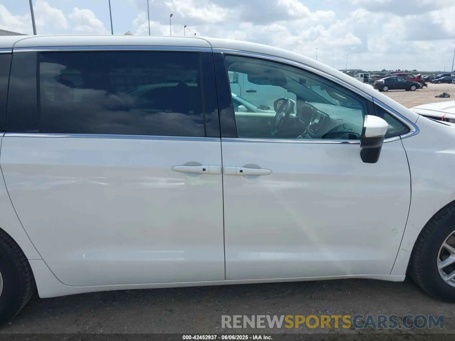 13 Photograph of a damaged car 2C4RC1BG1PR620662 CHRYSLER PACIFICA 2023