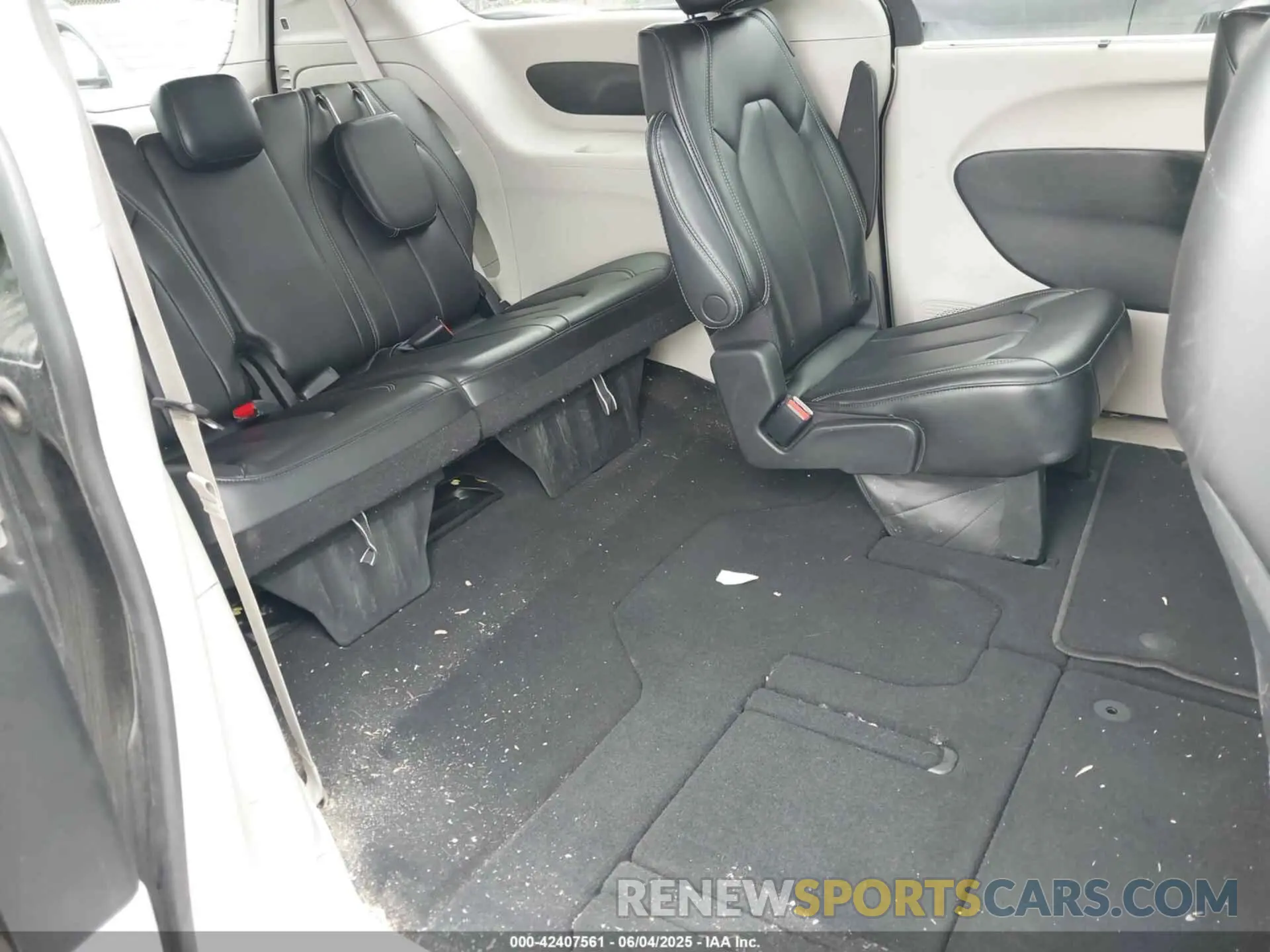 8 Photograph of a damaged car 2C4RC1BG2PR534793 CHRYSLER PACIFICA 2023