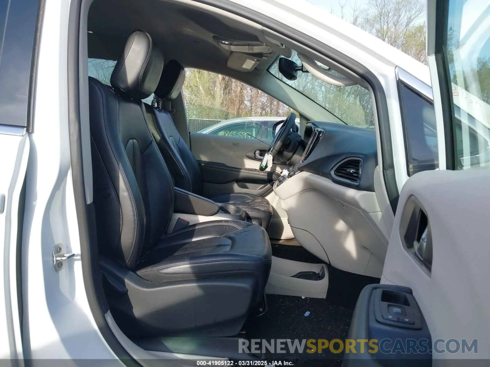 5 Photograph of a damaged car 2C4RC1BG2PR559838 CHRYSLER PACIFICA 2023