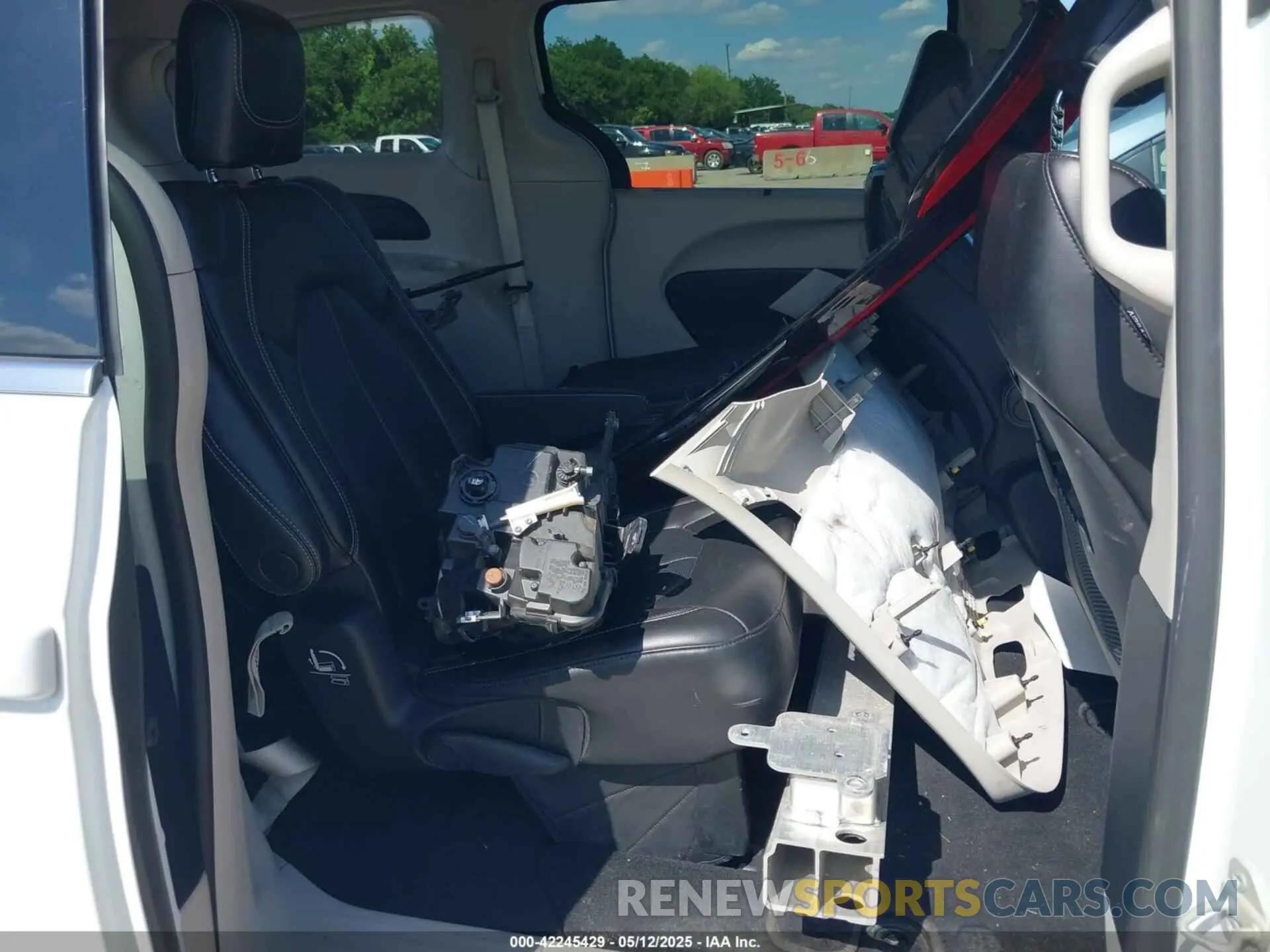 8 Photograph of a damaged car 2C4RC1BG2PR613185 CHRYSLER PACIFICA 2023