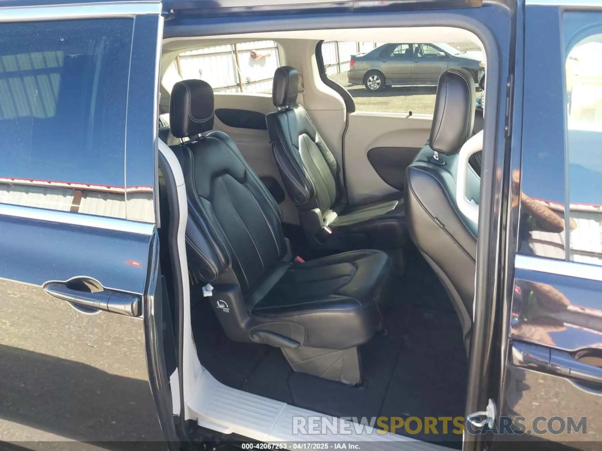 8 Photograph of a damaged car 2C4RC1BG3PR533863 CHRYSLER PACIFICA 2023