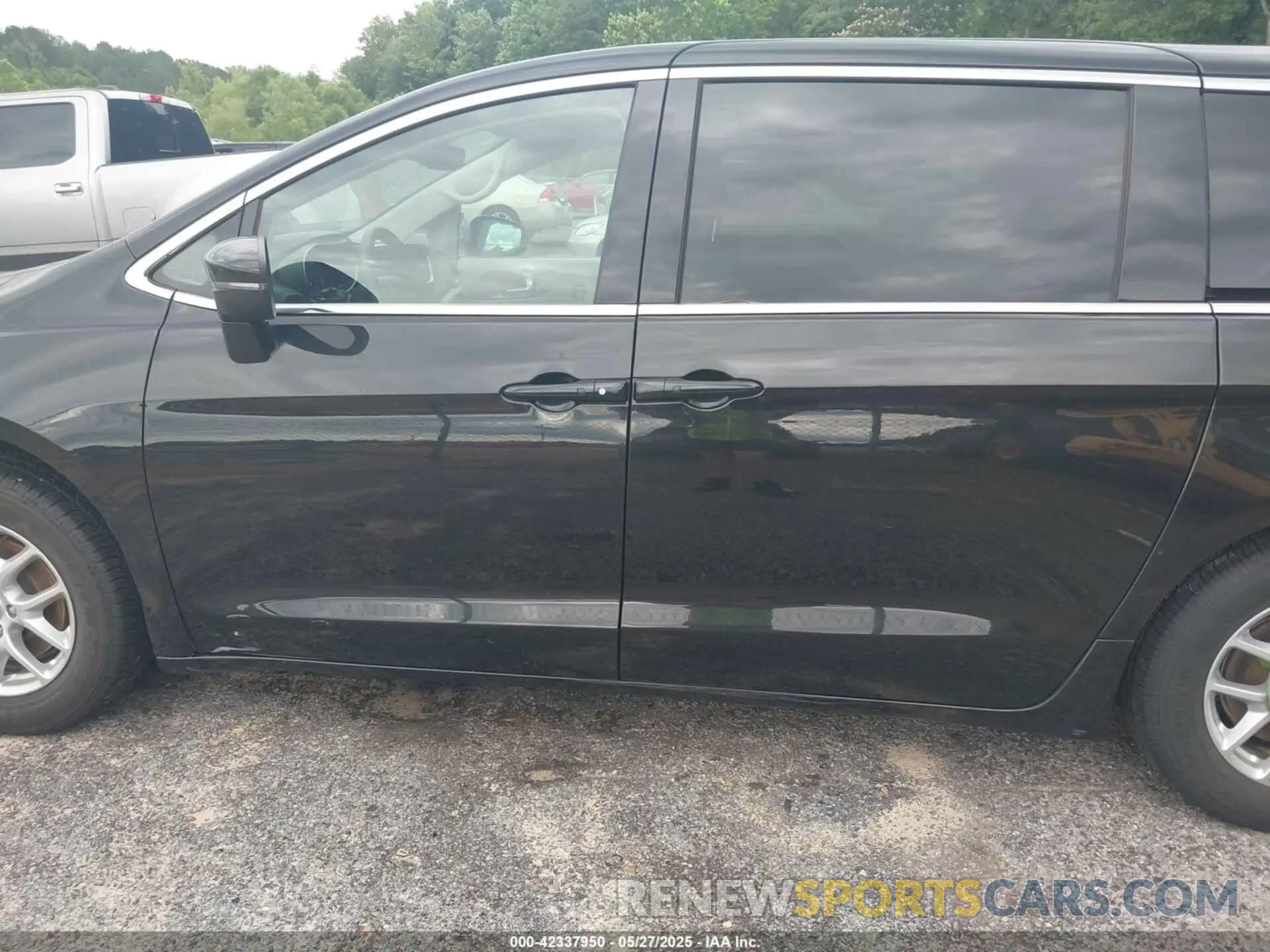 14 Photograph of a damaged car 2C4RC1BG3PR553045 CHRYSLER PACIFICA 2023