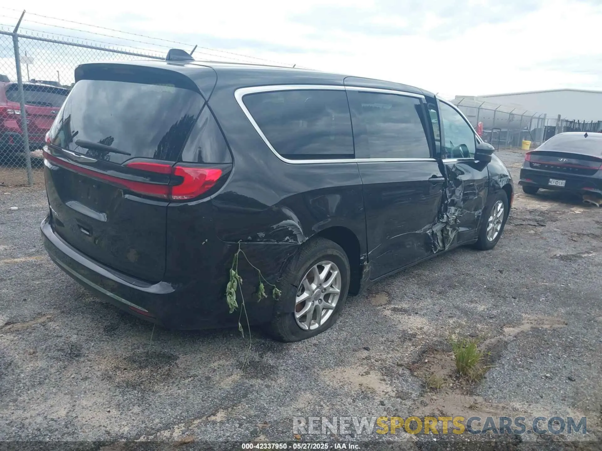 4 Photograph of a damaged car 2C4RC1BG3PR553045 CHRYSLER PACIFICA 2023