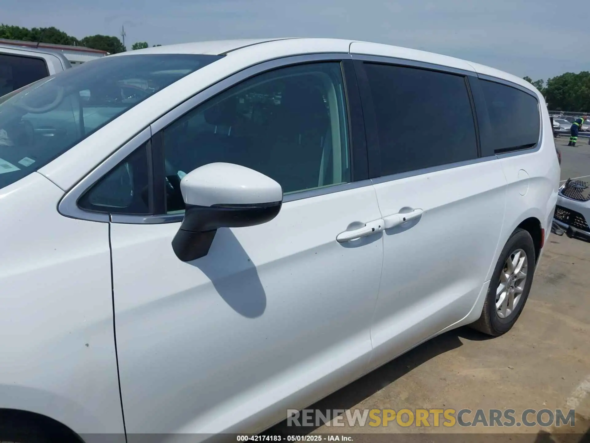 15 Photograph of a damaged car 2C4RC1BG4PR532933 CHRYSLER PACIFICA 2023