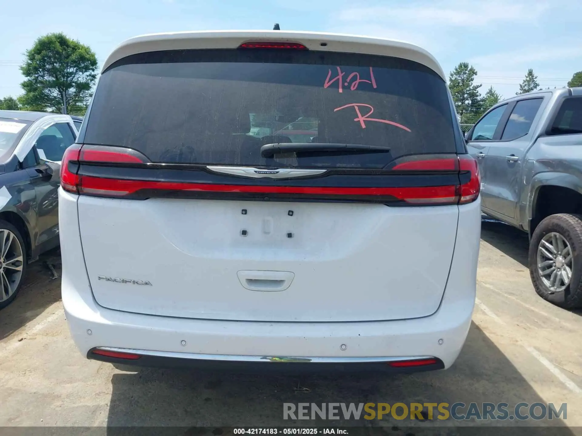 17 Photograph of a damaged car 2C4RC1BG4PR532933 CHRYSLER PACIFICA 2023
