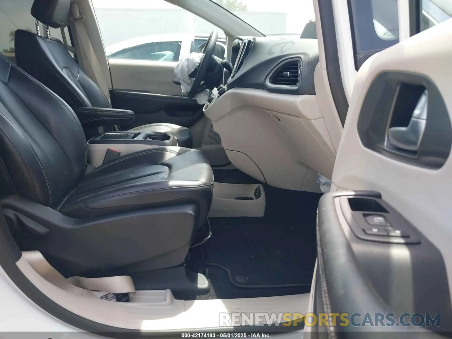 5 Photograph of a damaged car 2C4RC1BG4PR532933 CHRYSLER PACIFICA 2023