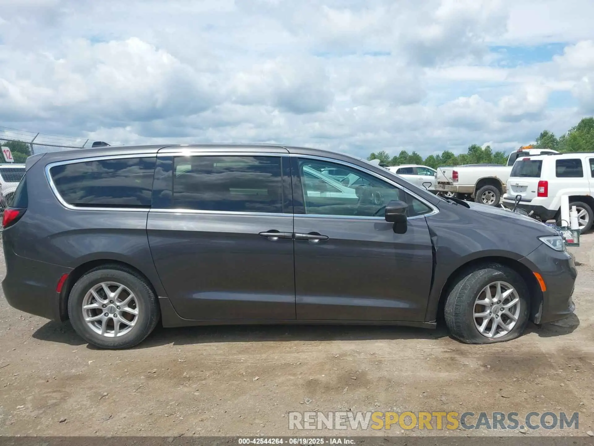 13 Photograph of a damaged car 2C4RC1BG5PR520967 CHRYSLER PACIFICA 2023