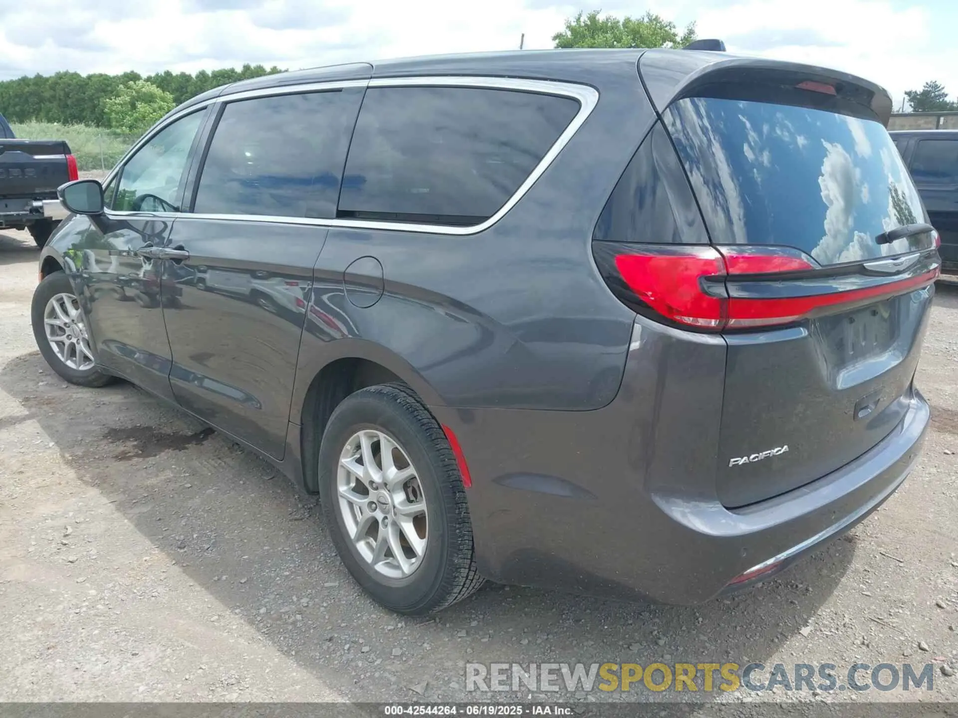 3 Photograph of a damaged car 2C4RC1BG5PR520967 CHRYSLER PACIFICA 2023