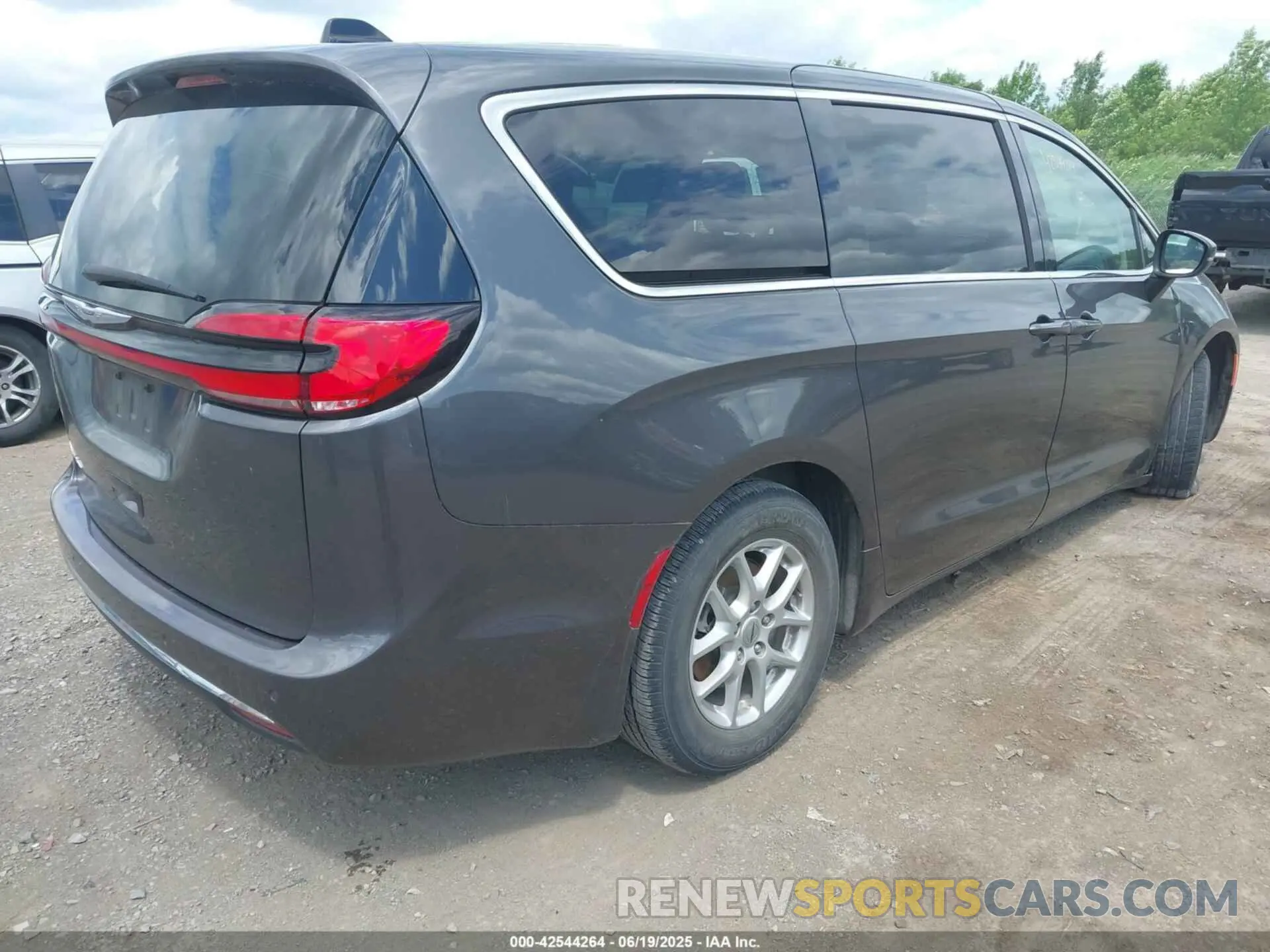 4 Photograph of a damaged car 2C4RC1BG5PR520967 CHRYSLER PACIFICA 2023