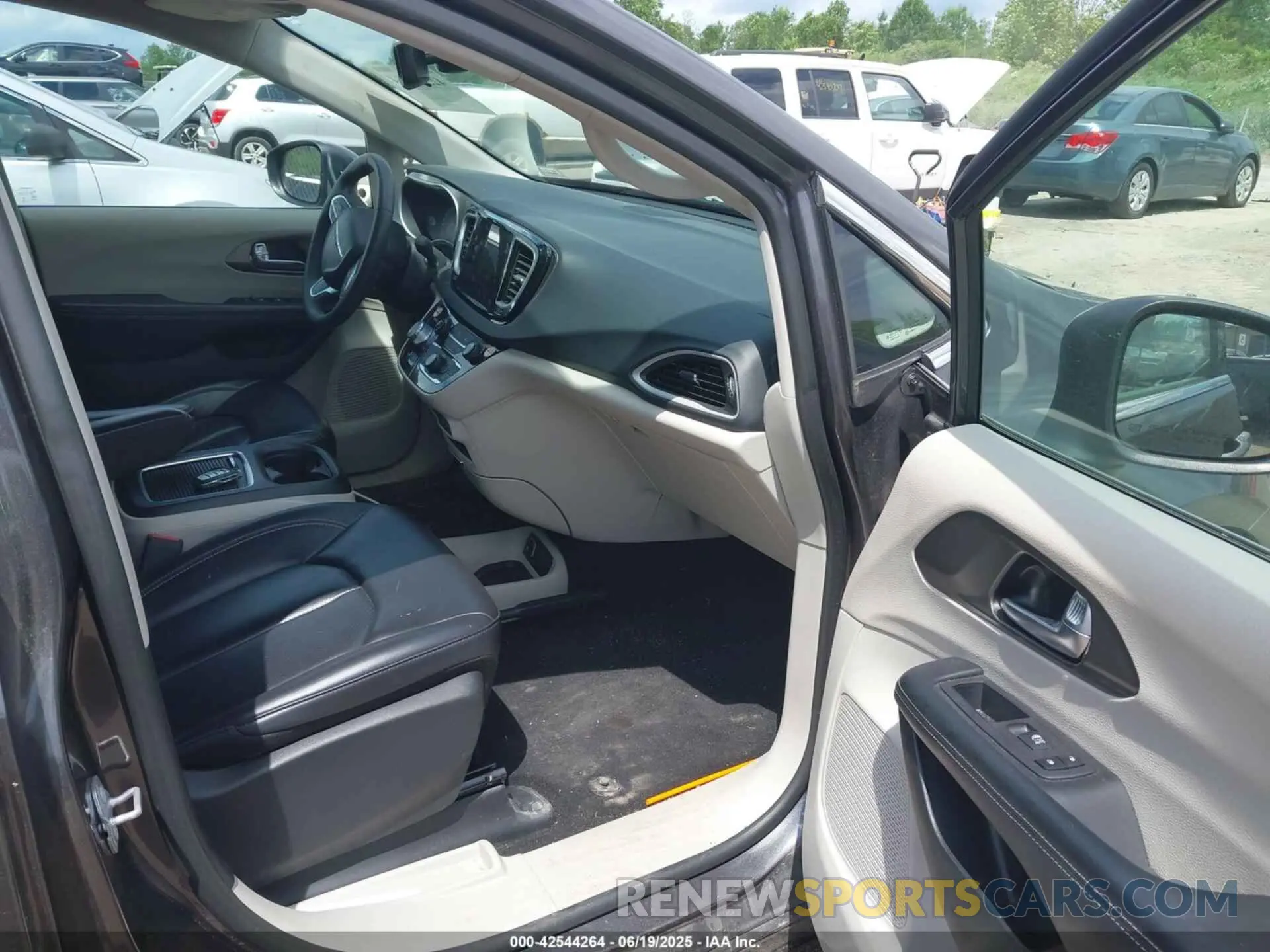 5 Photograph of a damaged car 2C4RC1BG5PR520967 CHRYSLER PACIFICA 2023