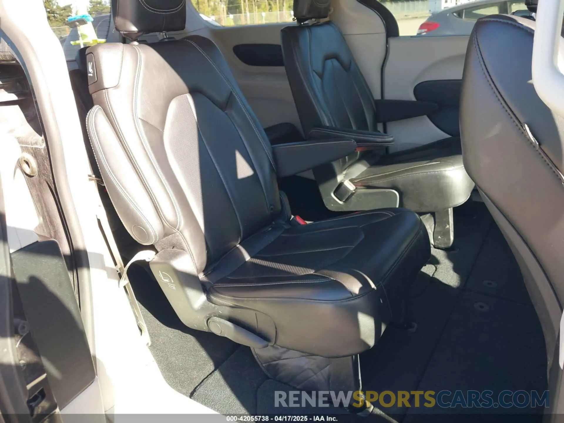 8 Photograph of a damaged car 2C4RC1BG5PR550499 CHRYSLER PACIFICA 2023