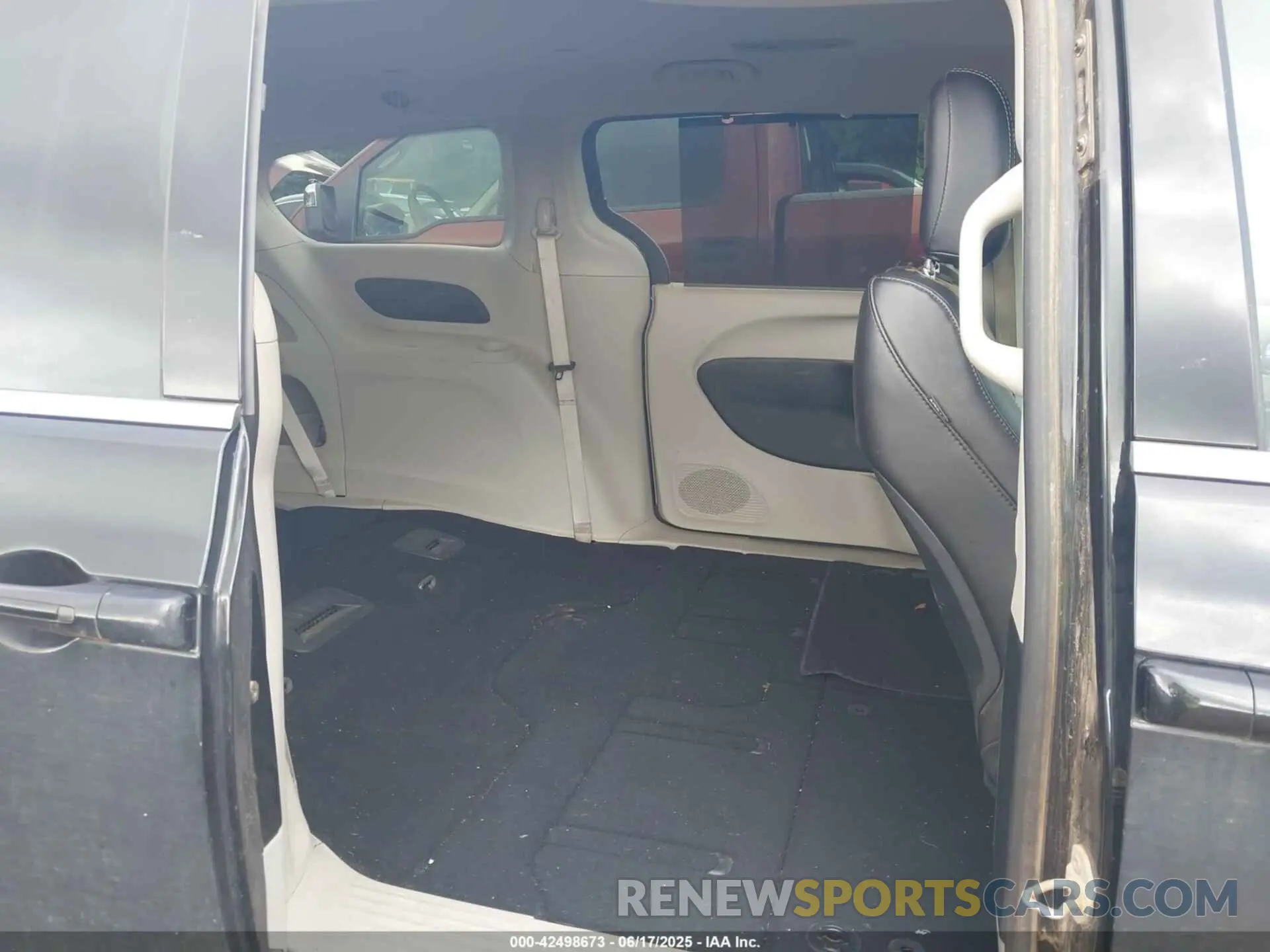 8 Photograph of a damaged car 2C4RC1BG5PR560126 CHRYSLER PACIFICA 2023