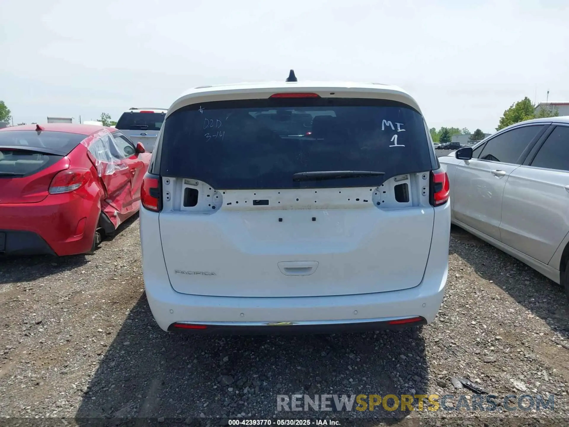 16 Photograph of a damaged car 2C4RC1BG5PR601256 CHRYSLER PACIFICA 2023
