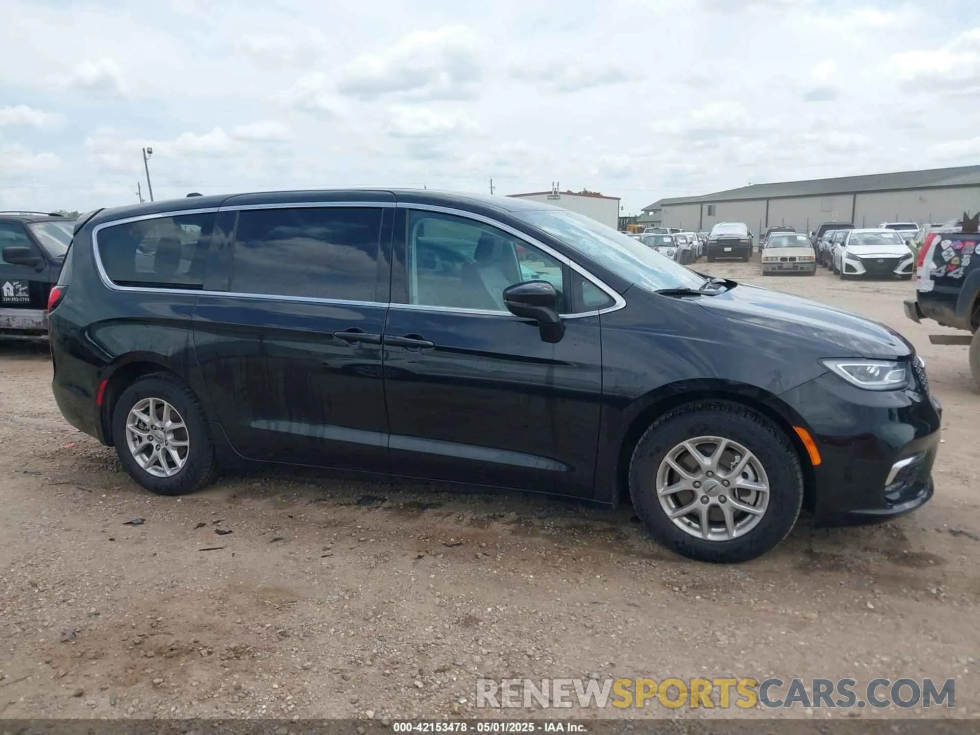 13 Photograph of a damaged car 2C4RC1BG5PR601676 CHRYSLER PACIFICA 2023