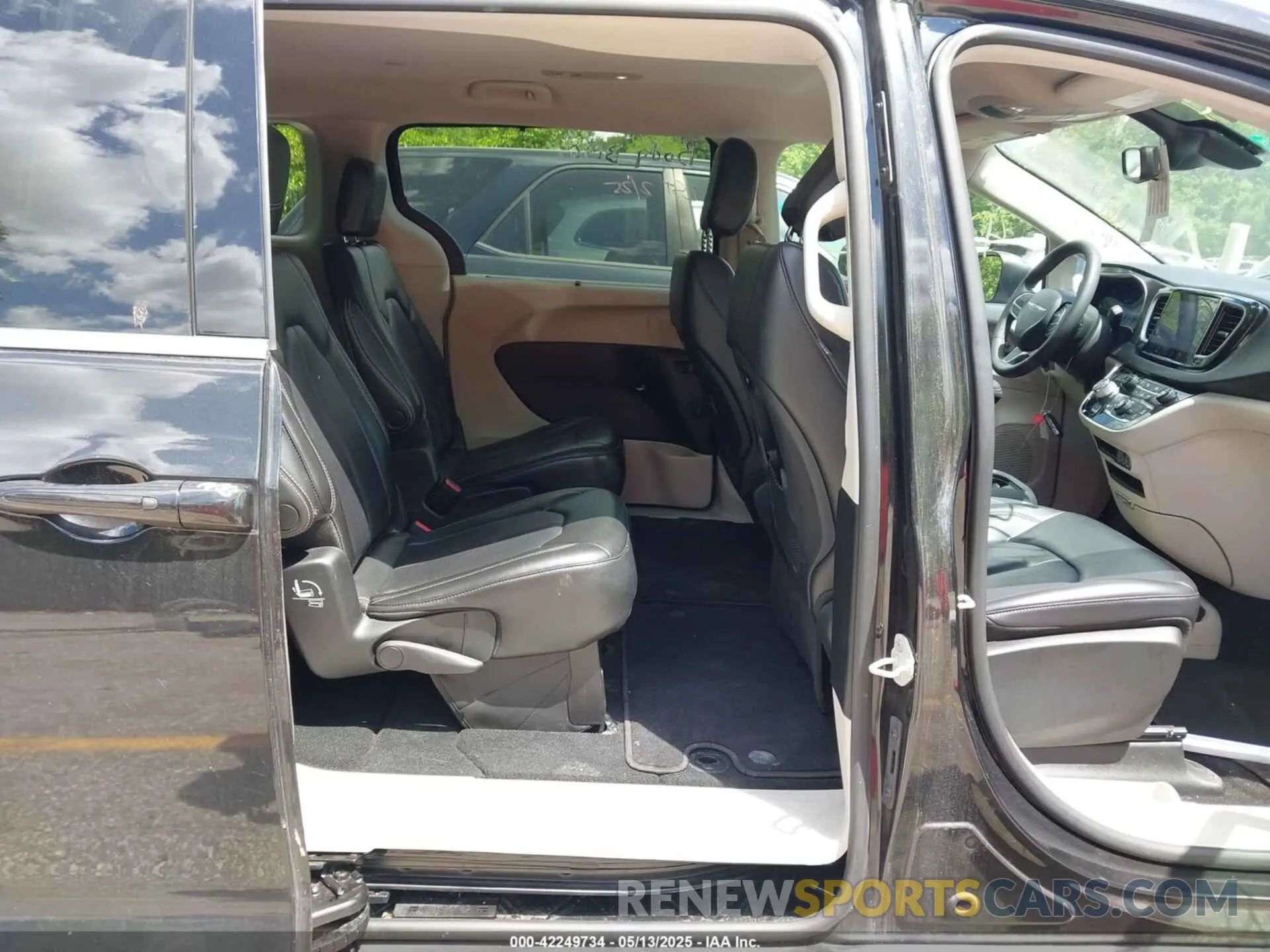8 Photograph of a damaged car 2C4RC1BG5PR606425 CHRYSLER PACIFICA 2023