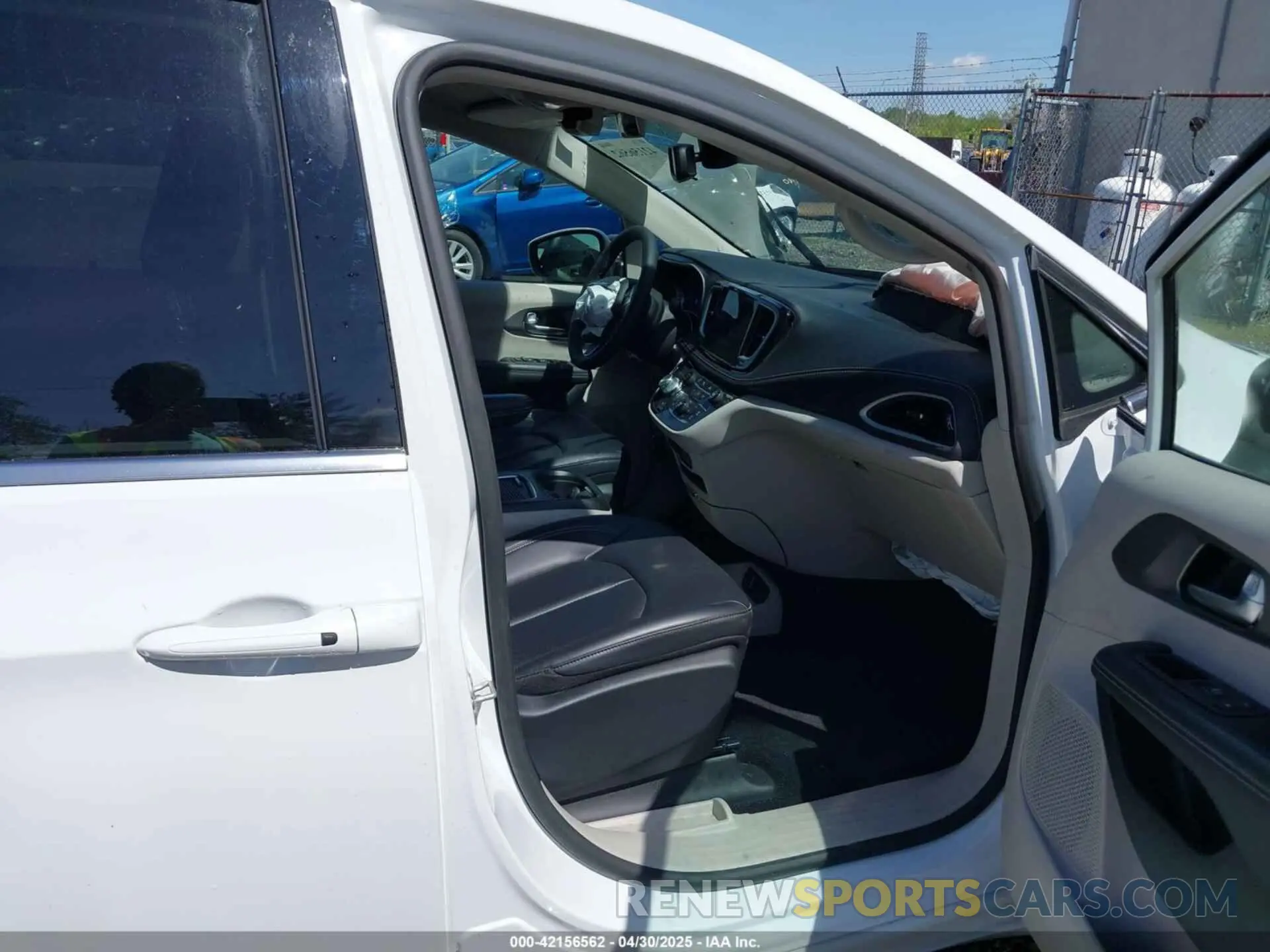 5 Photograph of a damaged car 2C4RC1BG6PR611245 CHRYSLER PACIFICA 2023