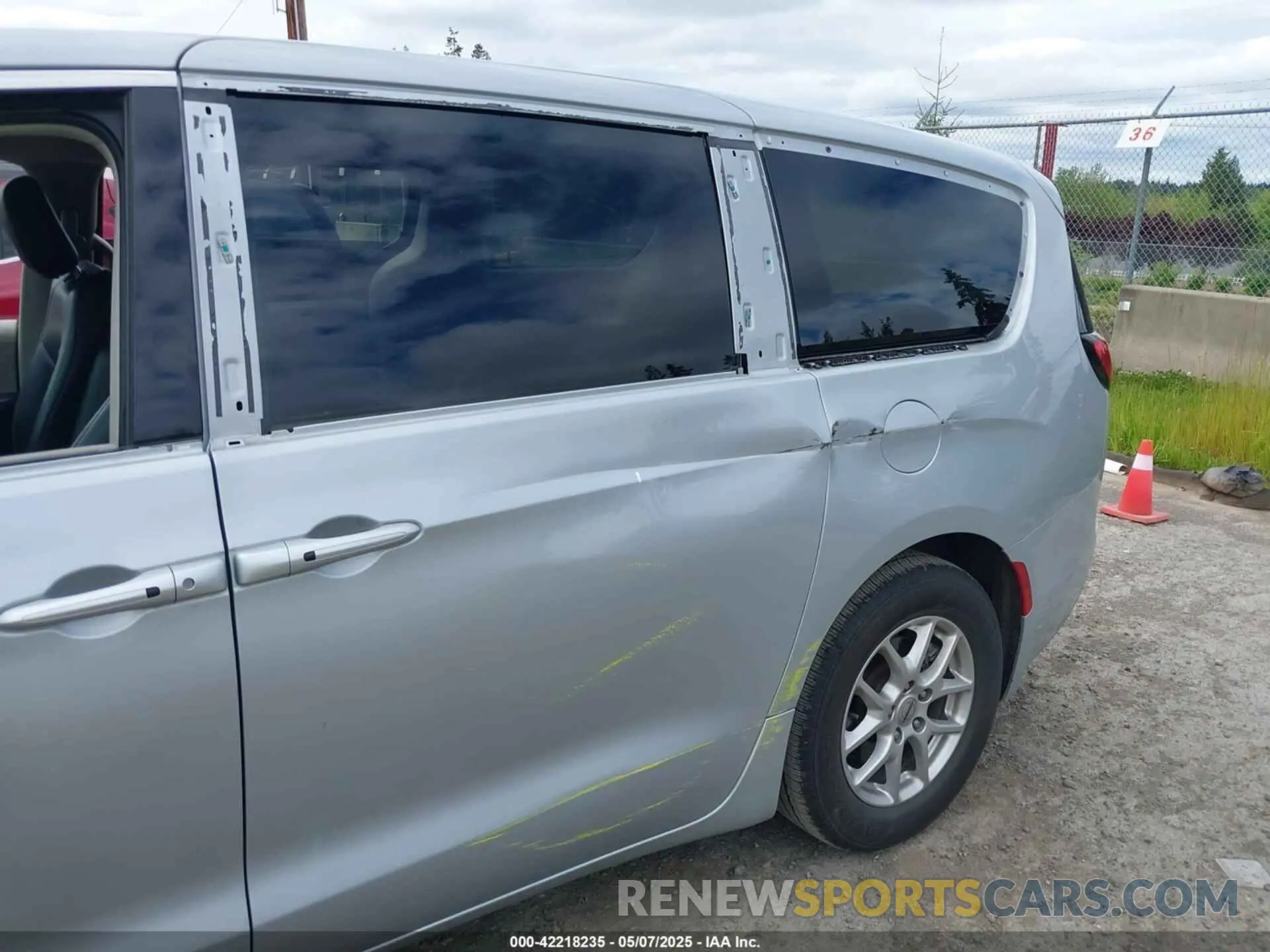 6 Photograph of a damaged car 2C4RC1BG6PR620656 CHRYSLER PACIFICA 2023