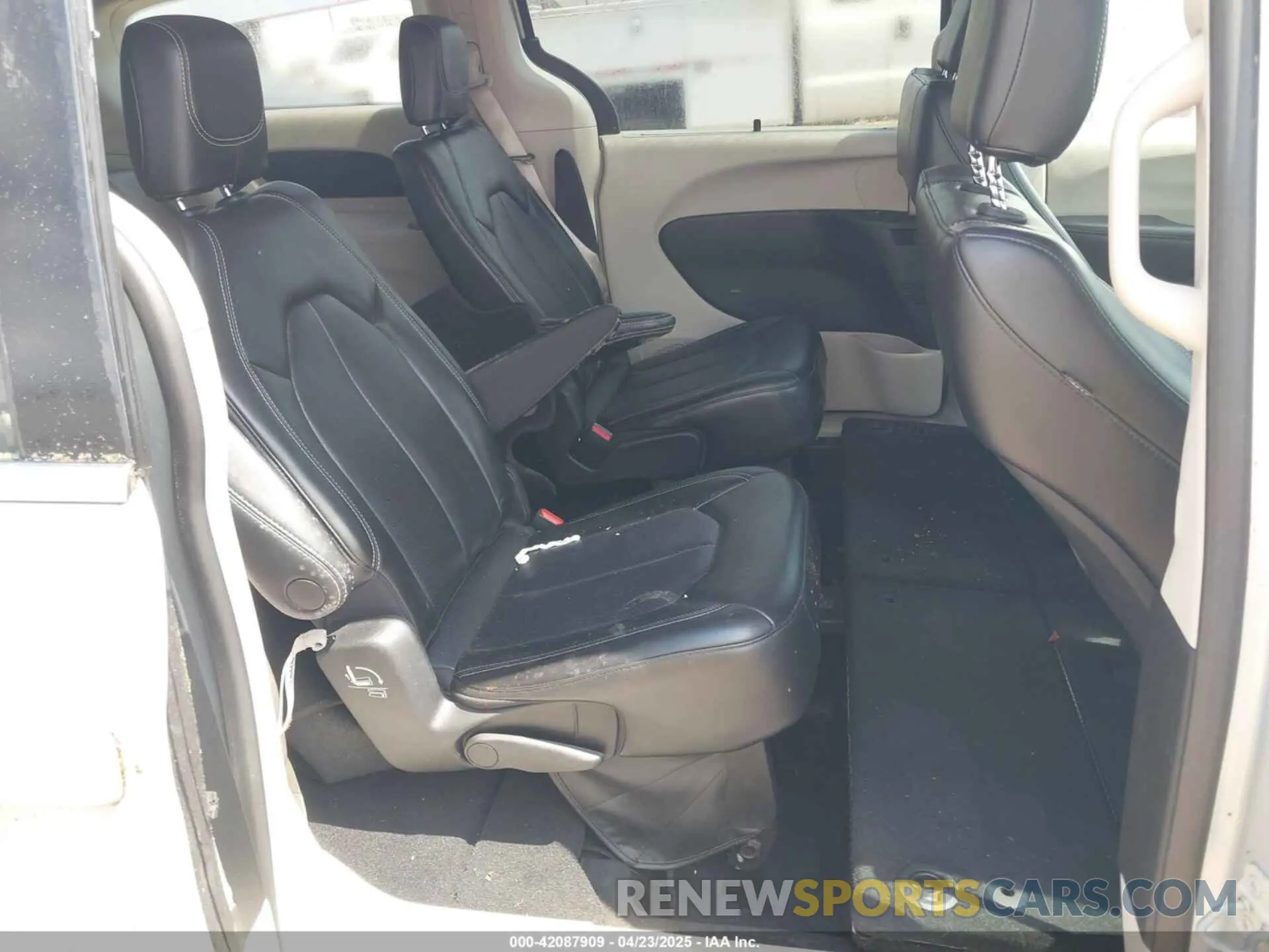 8 Photograph of a damaged car 2C4RC1BG7PR521232 CHRYSLER PACIFICA 2023