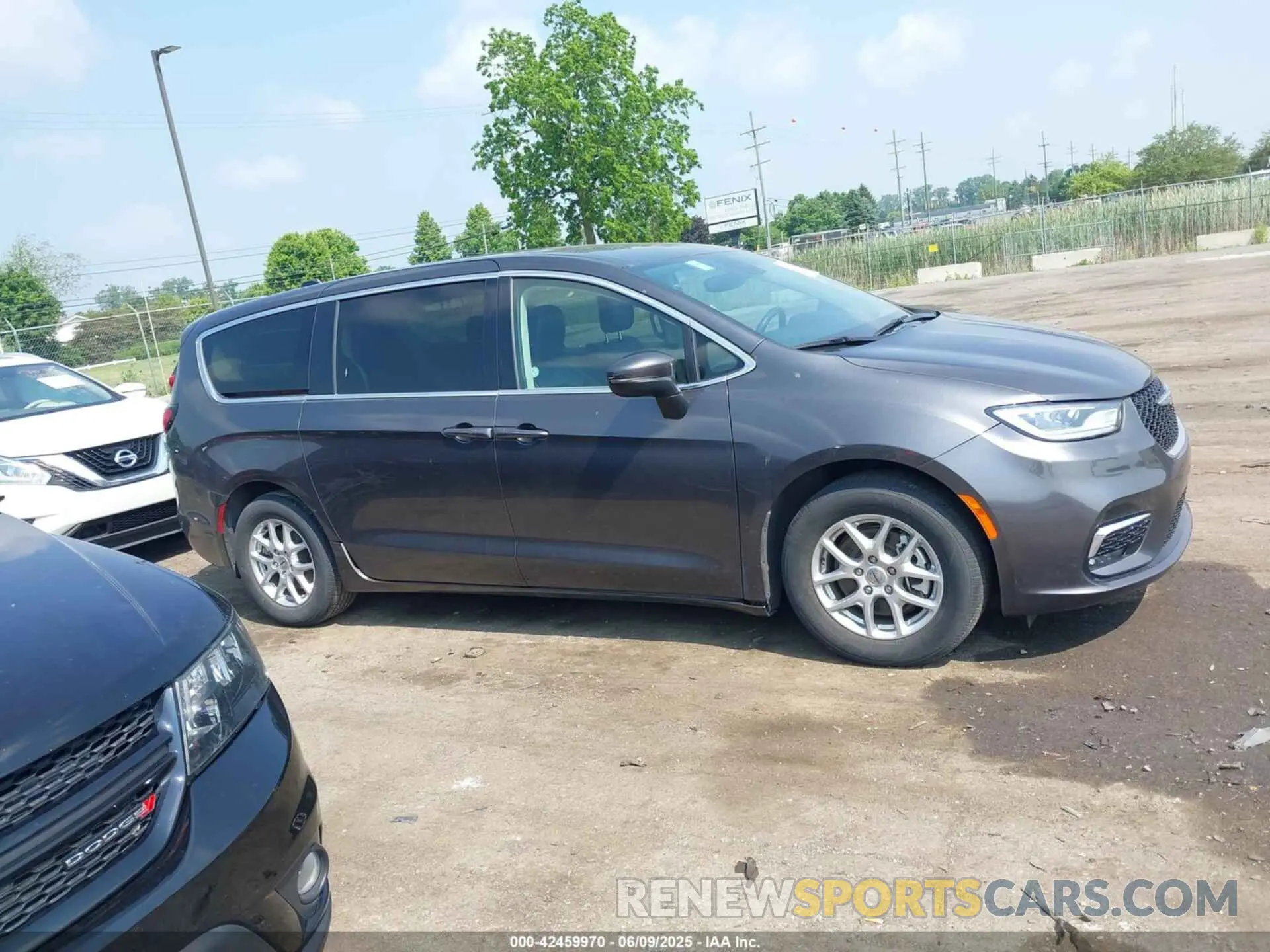 13 Photograph of a damaged car 2C4RC1BG7PR581107 CHRYSLER PACIFICA 2023