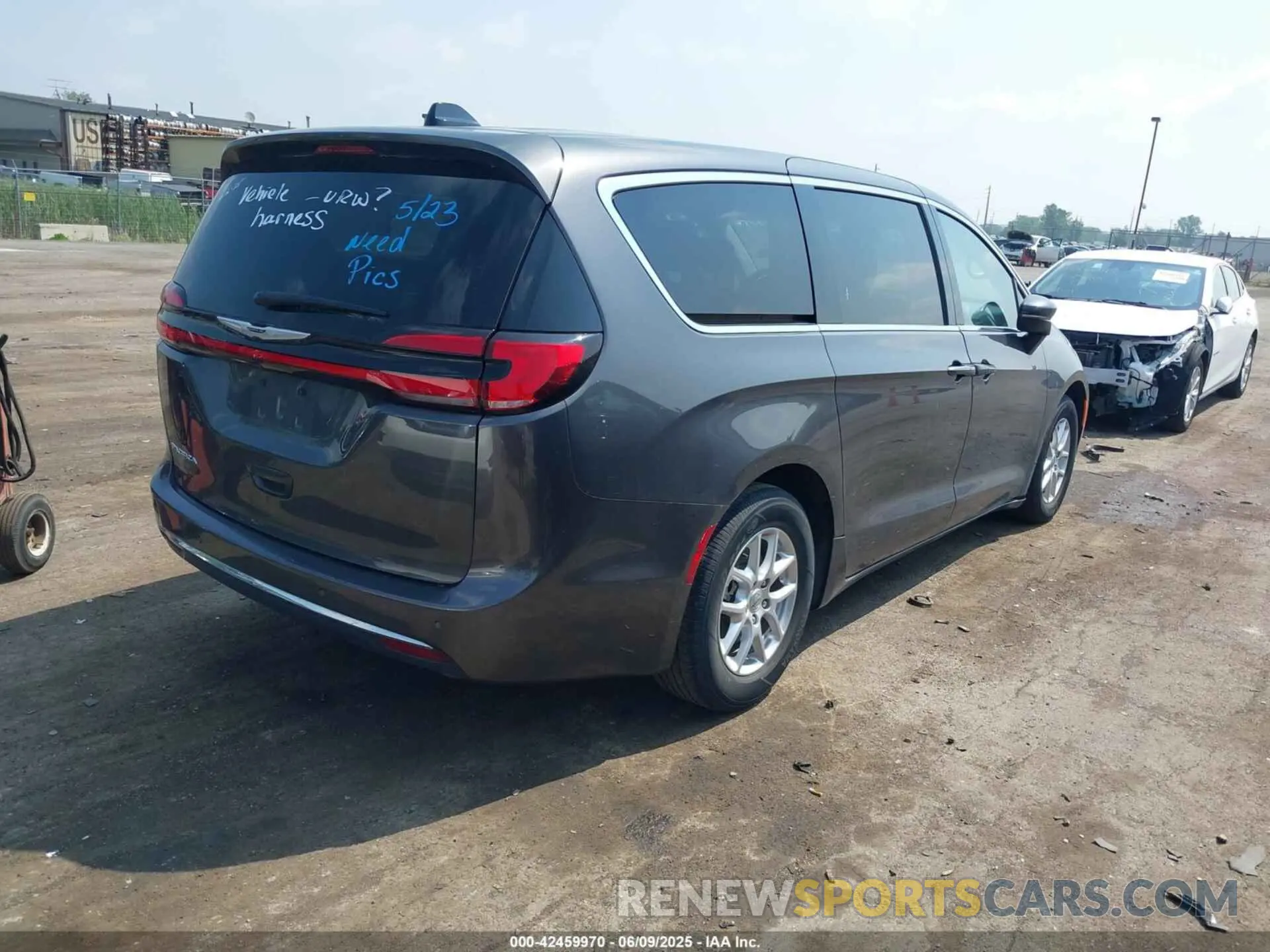 4 Photograph of a damaged car 2C4RC1BG7PR581107 CHRYSLER PACIFICA 2023