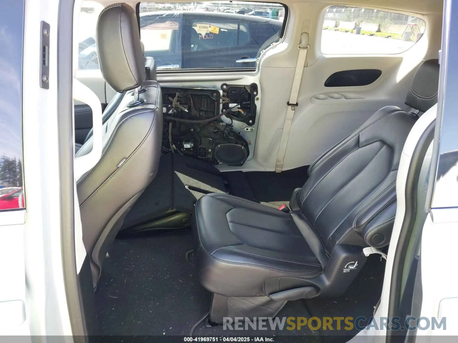 8 Photograph of a damaged car 2C4RC1BG7PR591202 CHRYSLER PACIFICA 2023