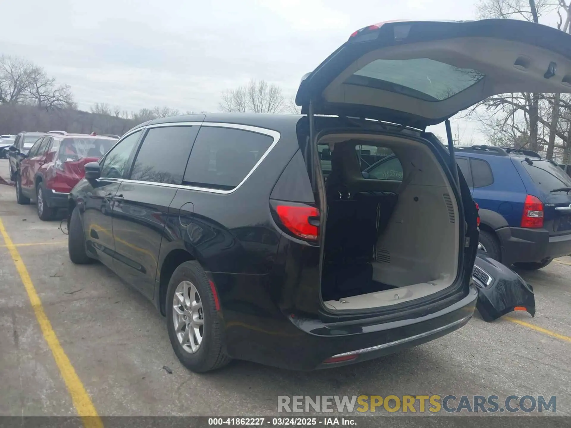 3 Photograph of a damaged car 2C4RC1BG7PR606538 CHRYSLER PACIFICA 2023