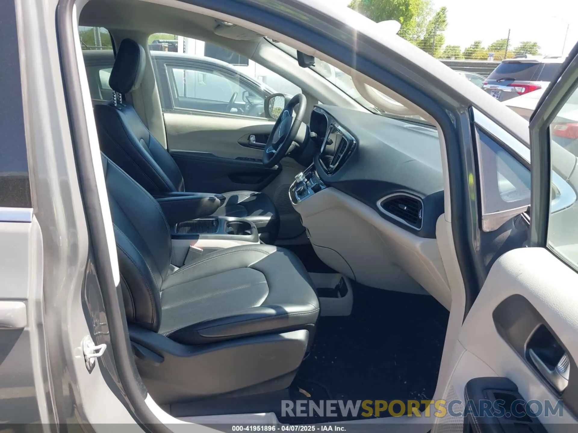 5 Photograph of a damaged car 2C4RC1BG7PR607110 CHRYSLER PACIFICA 2023