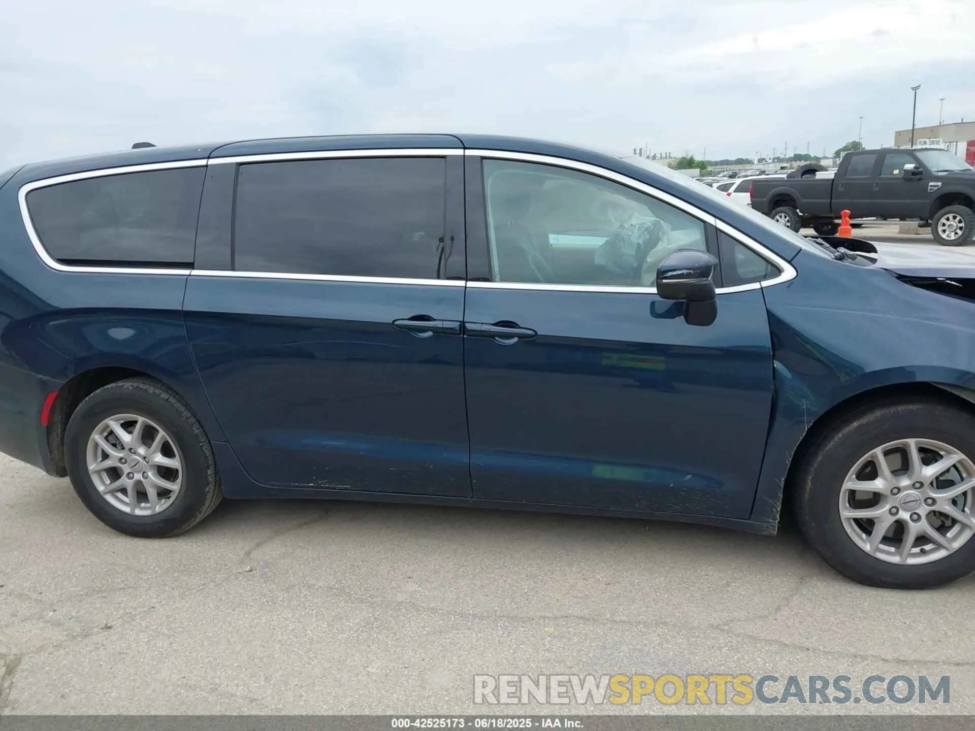 13 Photograph of a damaged car 2C4RC1BG8PR526374 CHRYSLER PACIFICA 2023