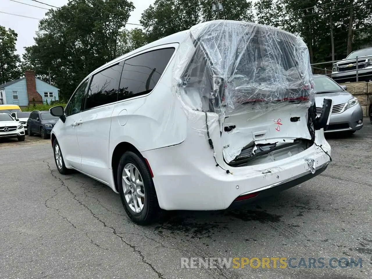 2 Photograph of a damaged car 2C4RC1BG8PR529226 CHRYSLER PACIFICA 2023