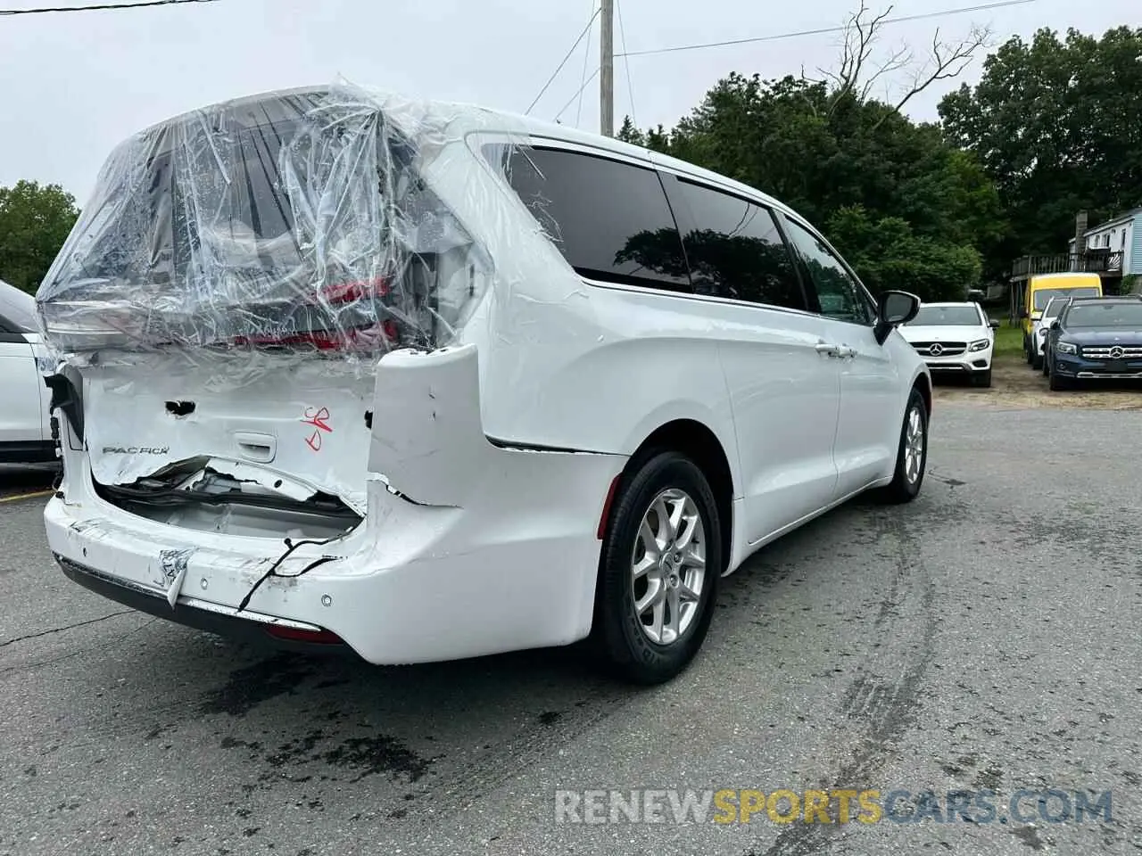 3 Photograph of a damaged car 2C4RC1BG8PR529226 CHRYSLER PACIFICA 2023