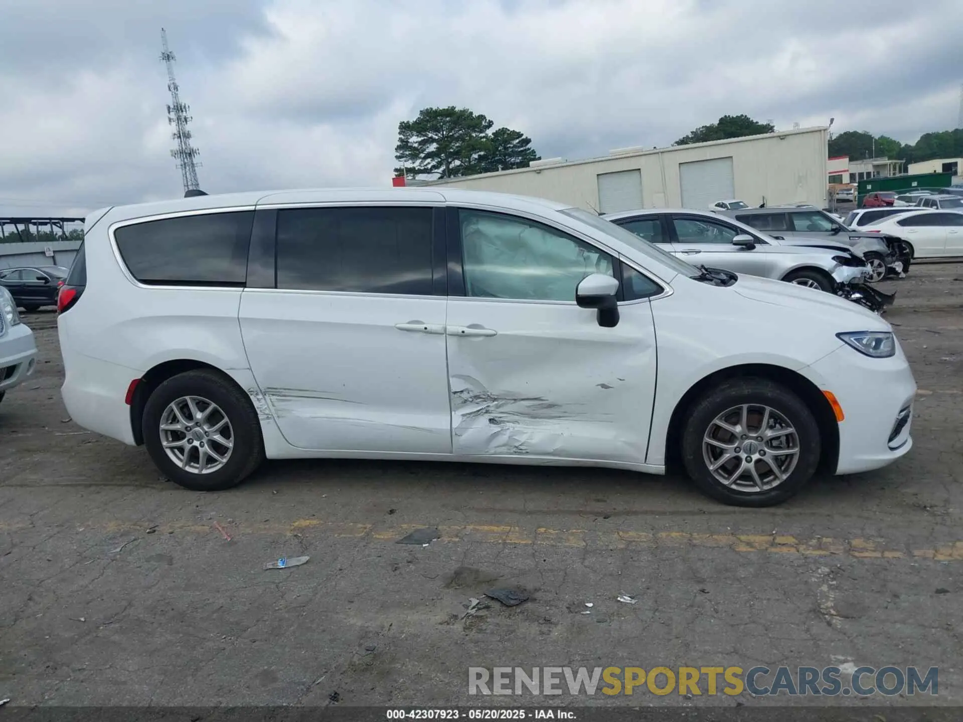 13 Photograph of a damaged car 2C4RC1BG8PR535446 CHRYSLER PACIFICA 2023