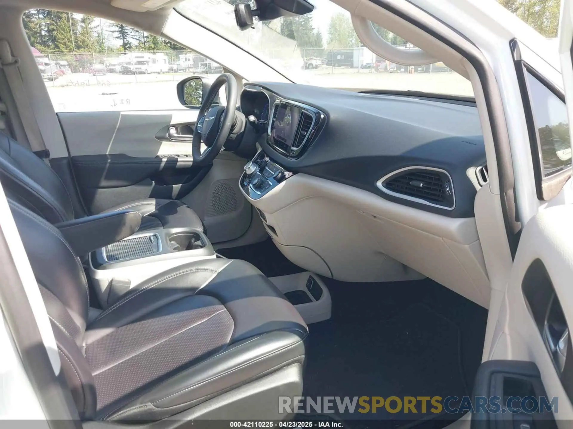5 Photograph of a damaged car 2C4RC1BG8PR560119 CHRYSLER PACIFICA 2023