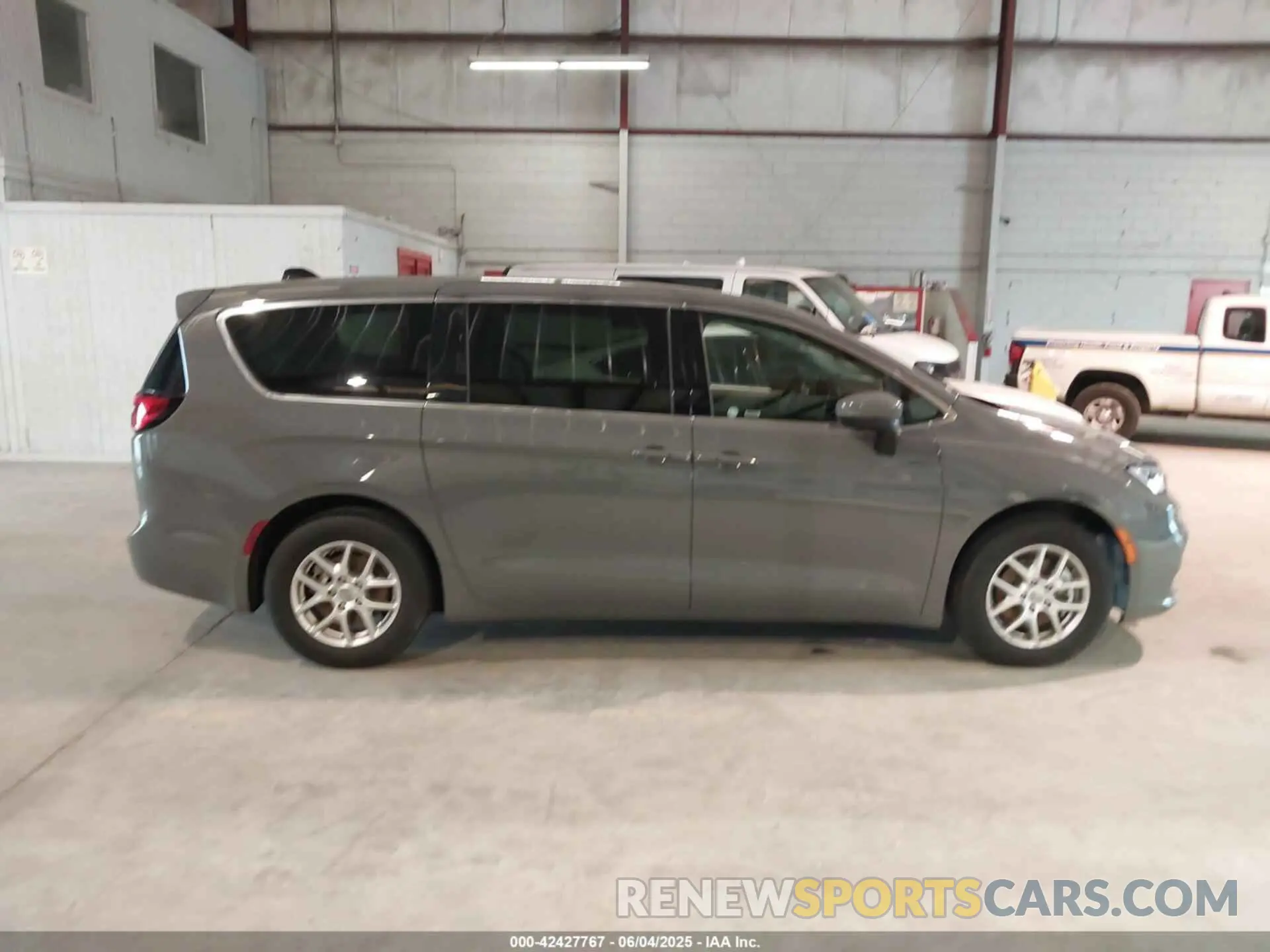 13 Photograph of a damaged car 2C4RC1BG8PR581505 CHRYSLER PACIFICA 2023