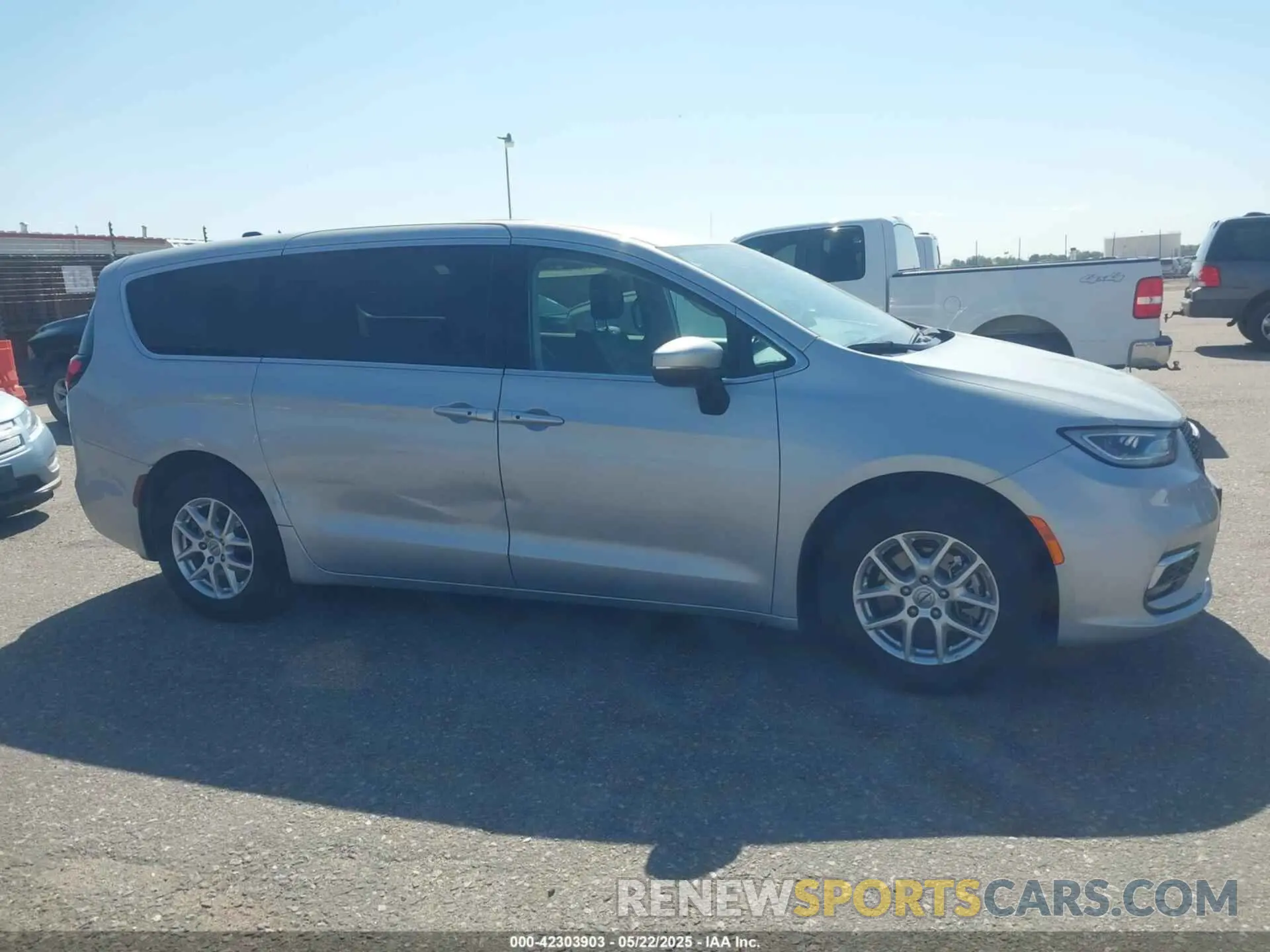 13 Photograph of a damaged car 2C4RC1BG8PR586669 CHRYSLER PACIFICA 2023