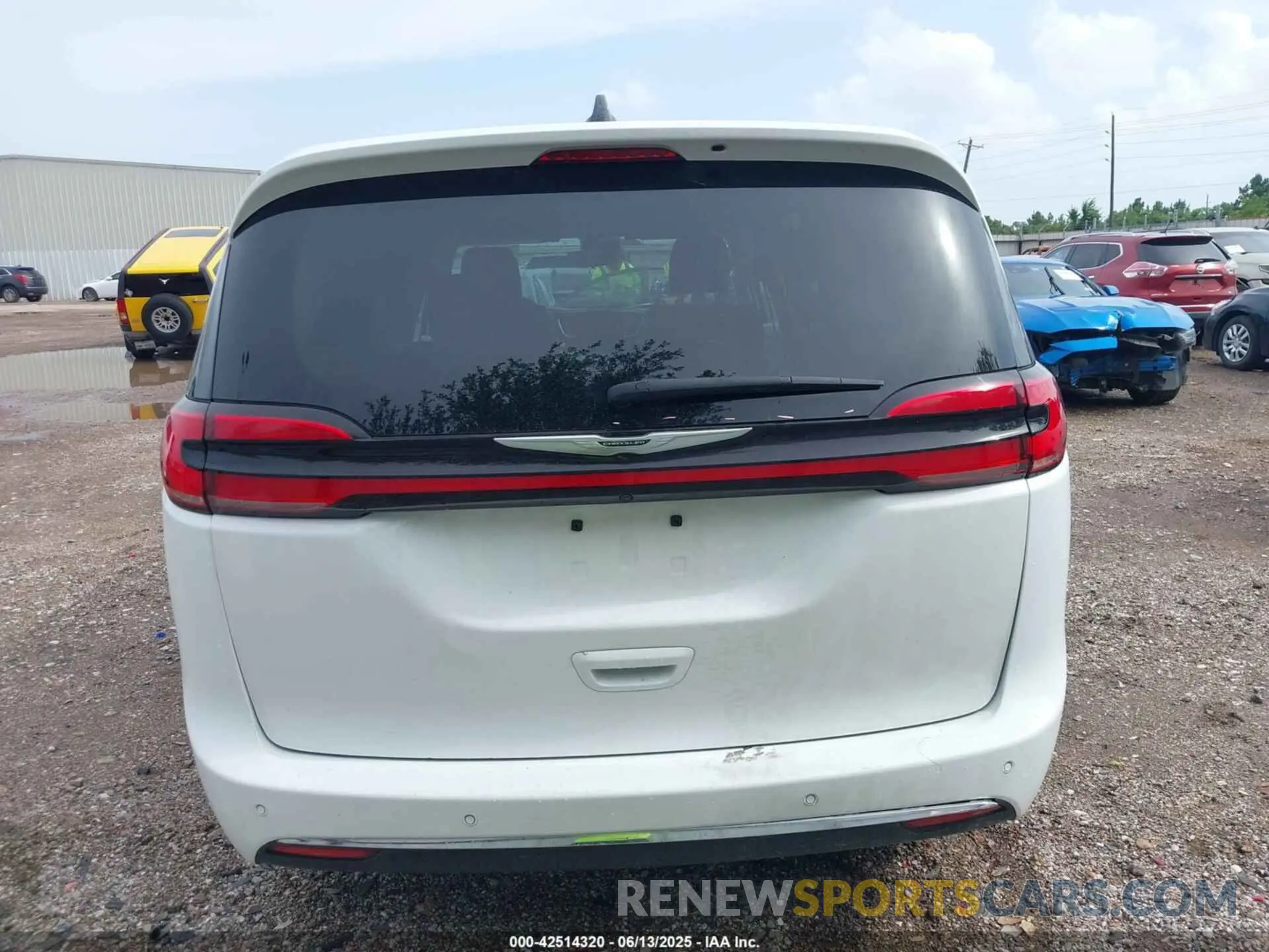 17 Photograph of a damaged car 2C4RC1BG8PR623851 CHRYSLER PACIFICA 2023