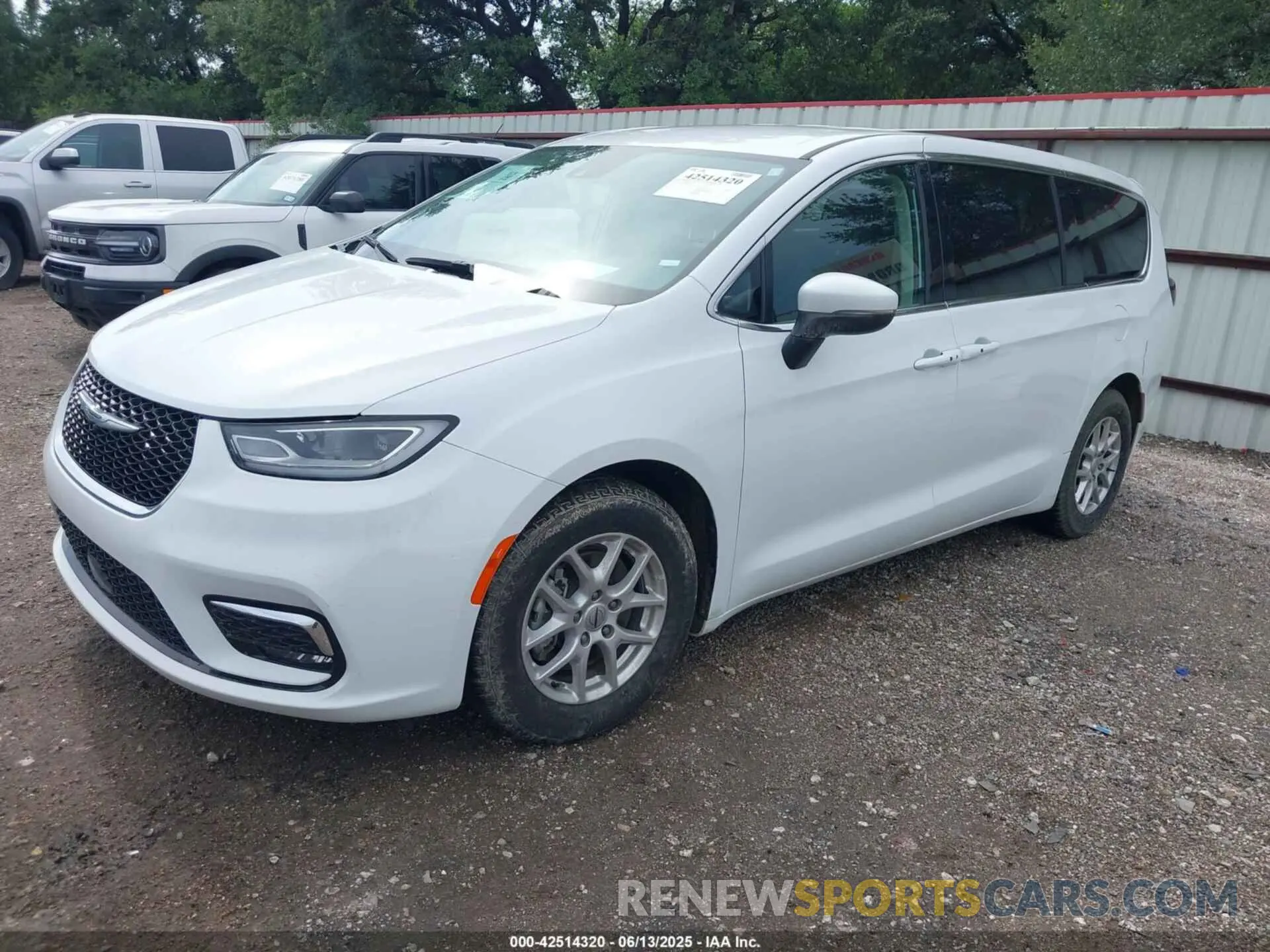 2 Photograph of a damaged car 2C4RC1BG8PR623851 CHRYSLER PACIFICA 2023
