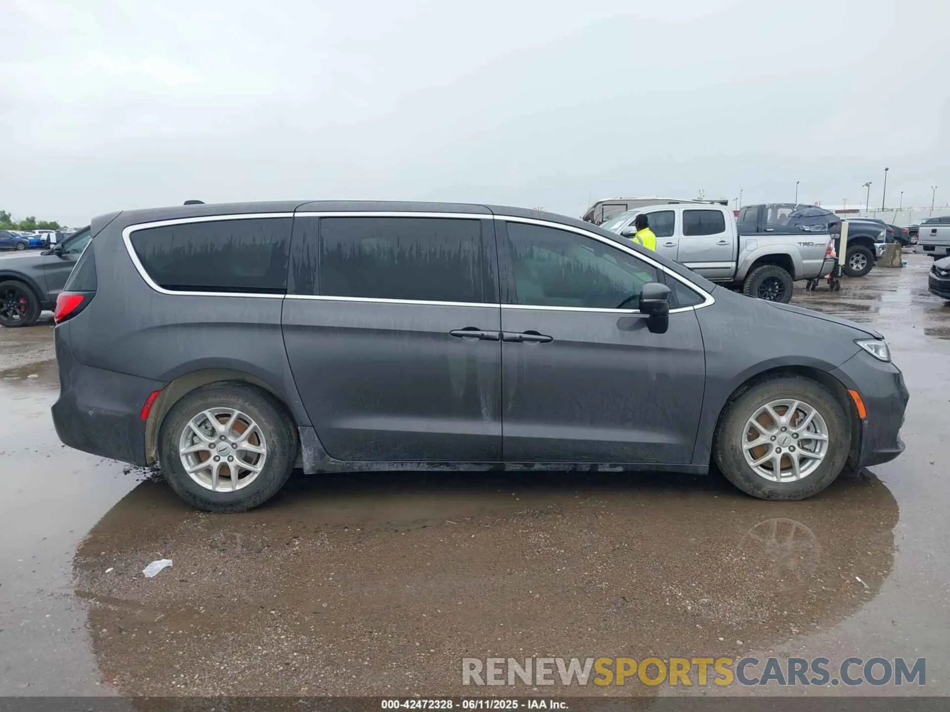 13 Photograph of a damaged car 2C4RC1BG9PR505260 CHRYSLER PACIFICA 2023