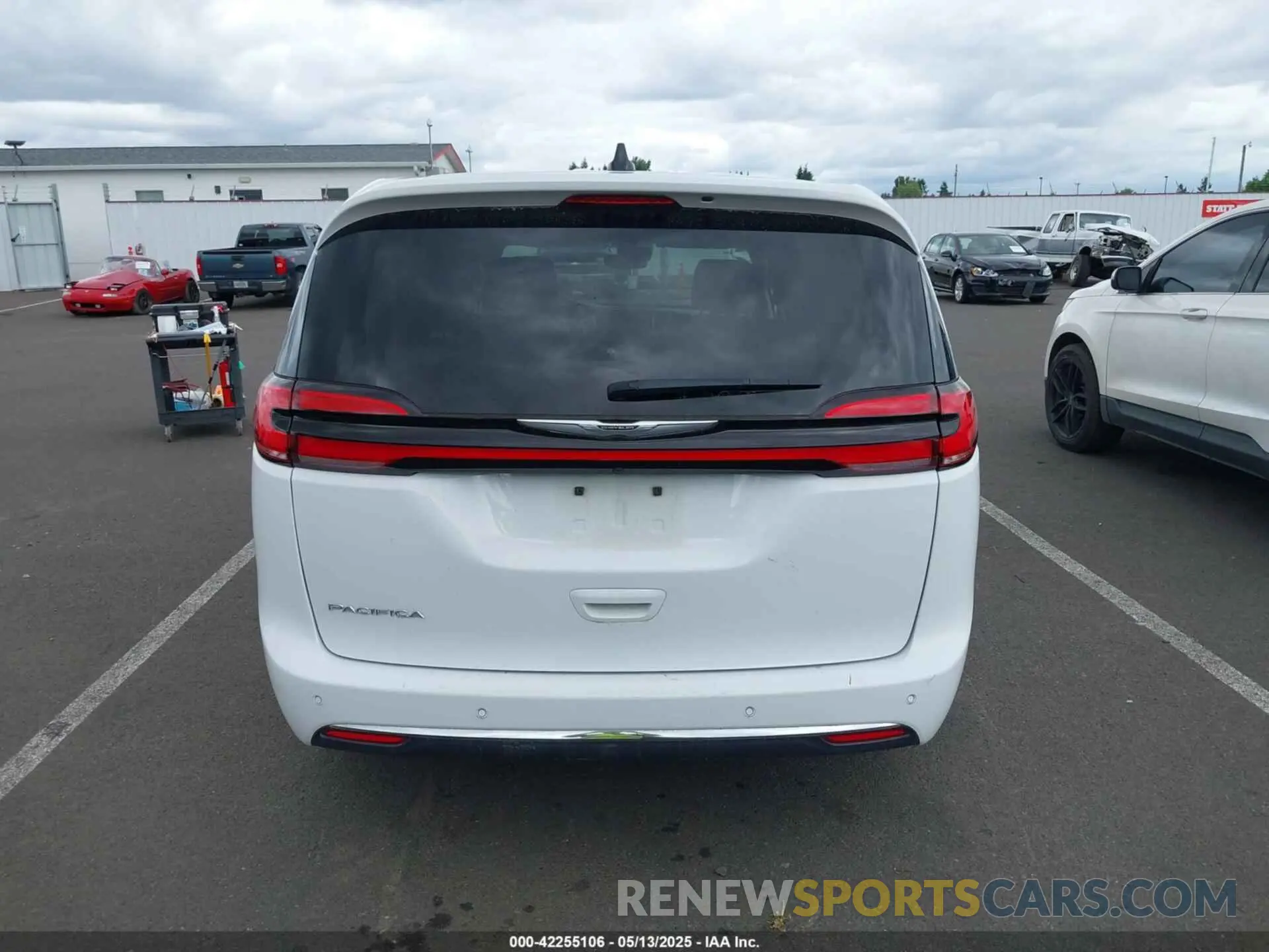 17 Photograph of a damaged car 2C4RC1BG9PR521572 CHRYSLER PACIFICA 2023