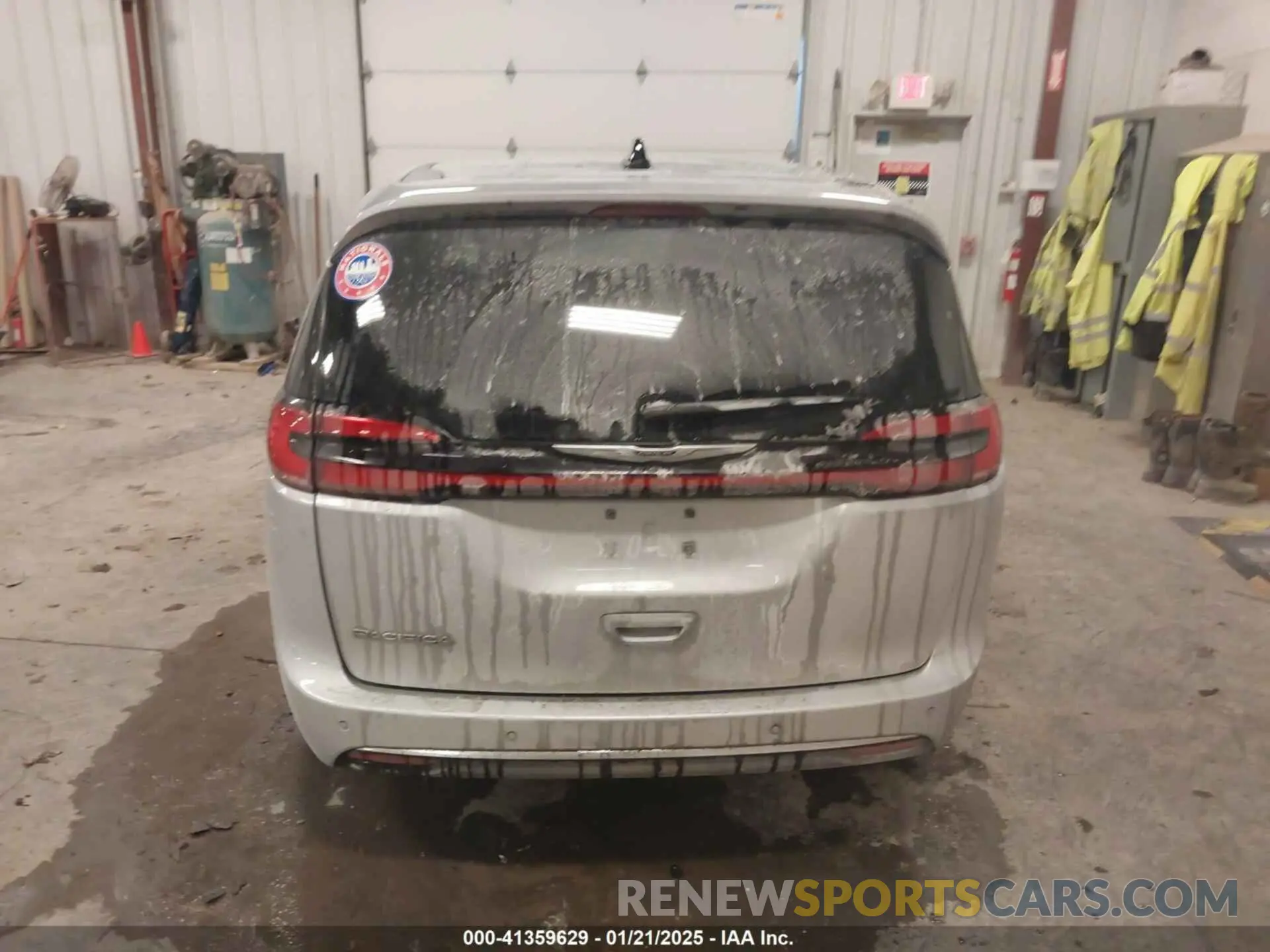 16 Photograph of a damaged car 2C4RC1BG9PR522866 CHRYSLER PACIFICA 2023