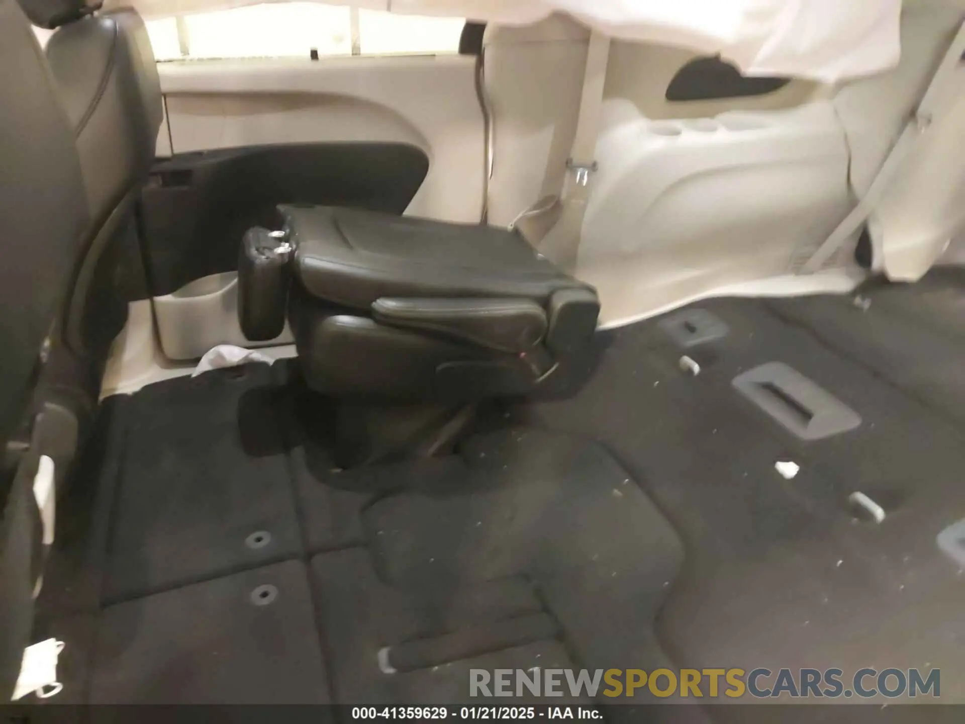 8 Photograph of a damaged car 2C4RC1BG9PR522866 CHRYSLER PACIFICA 2023