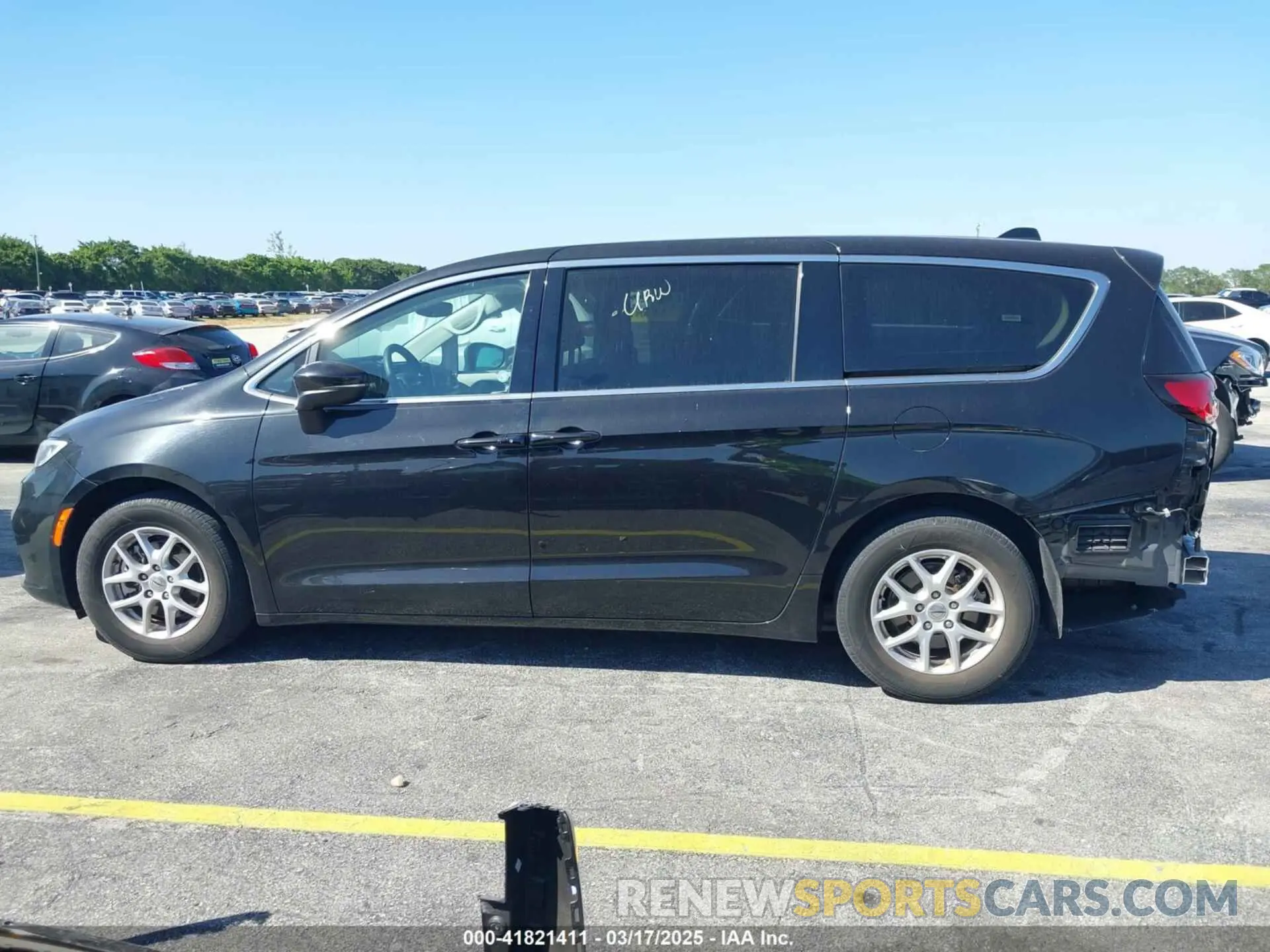 15 Photograph of a damaged car 2C4RC1BG9PR529557 CHRYSLER PACIFICA 2023