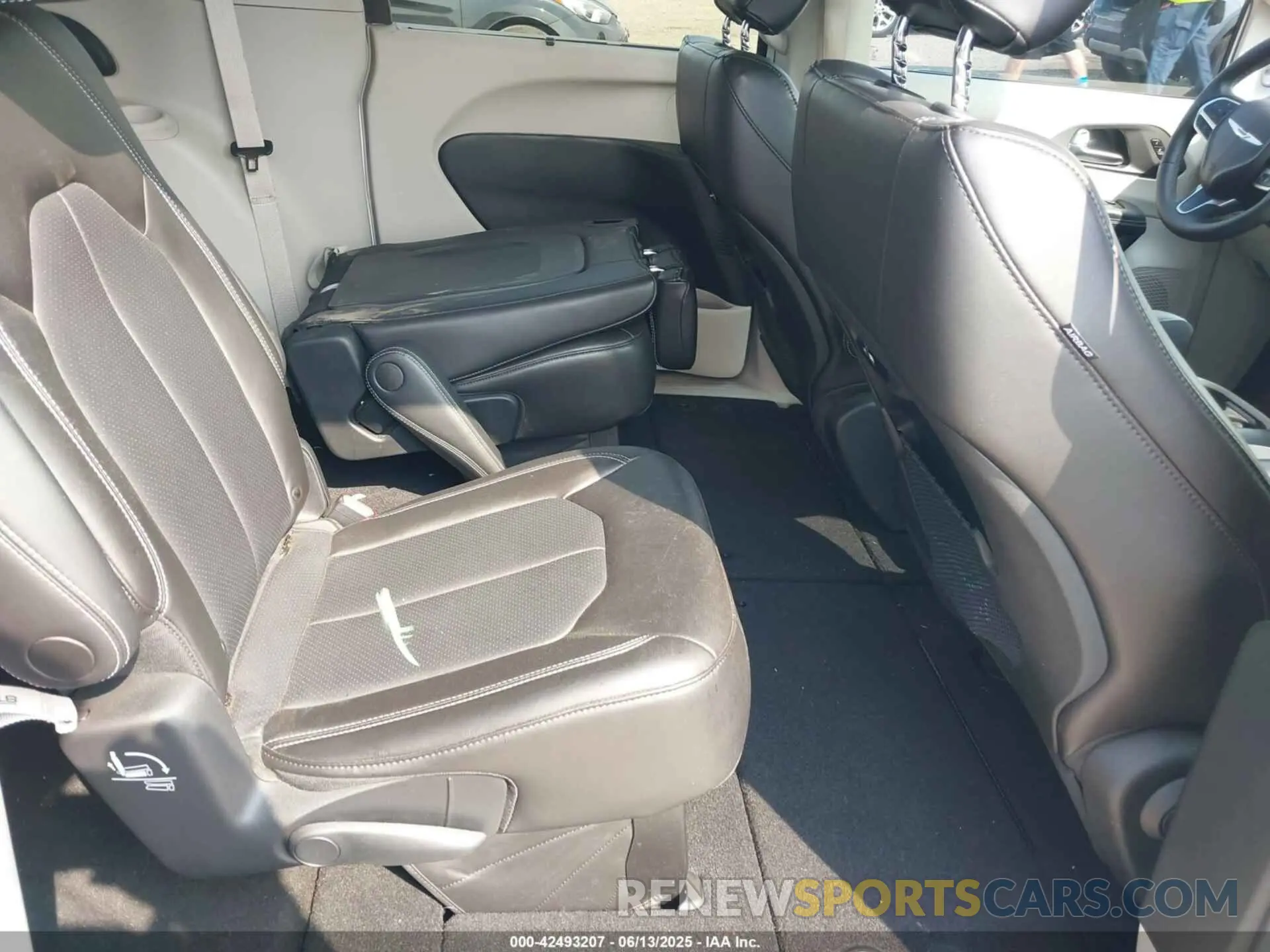 8 Photograph of a damaged car 2C4RC1BGXPR509365 CHRYSLER PACIFICA 2023